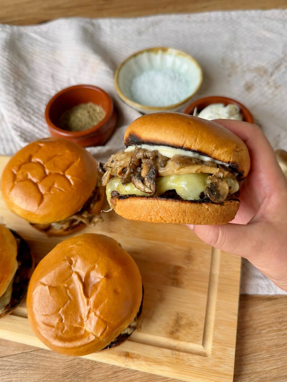 Grillburger mit Bergkäse, Rinderpatty und gebratenem Pilzmix aus Champignons, Austernpilzen und Kräuterseitlingen.