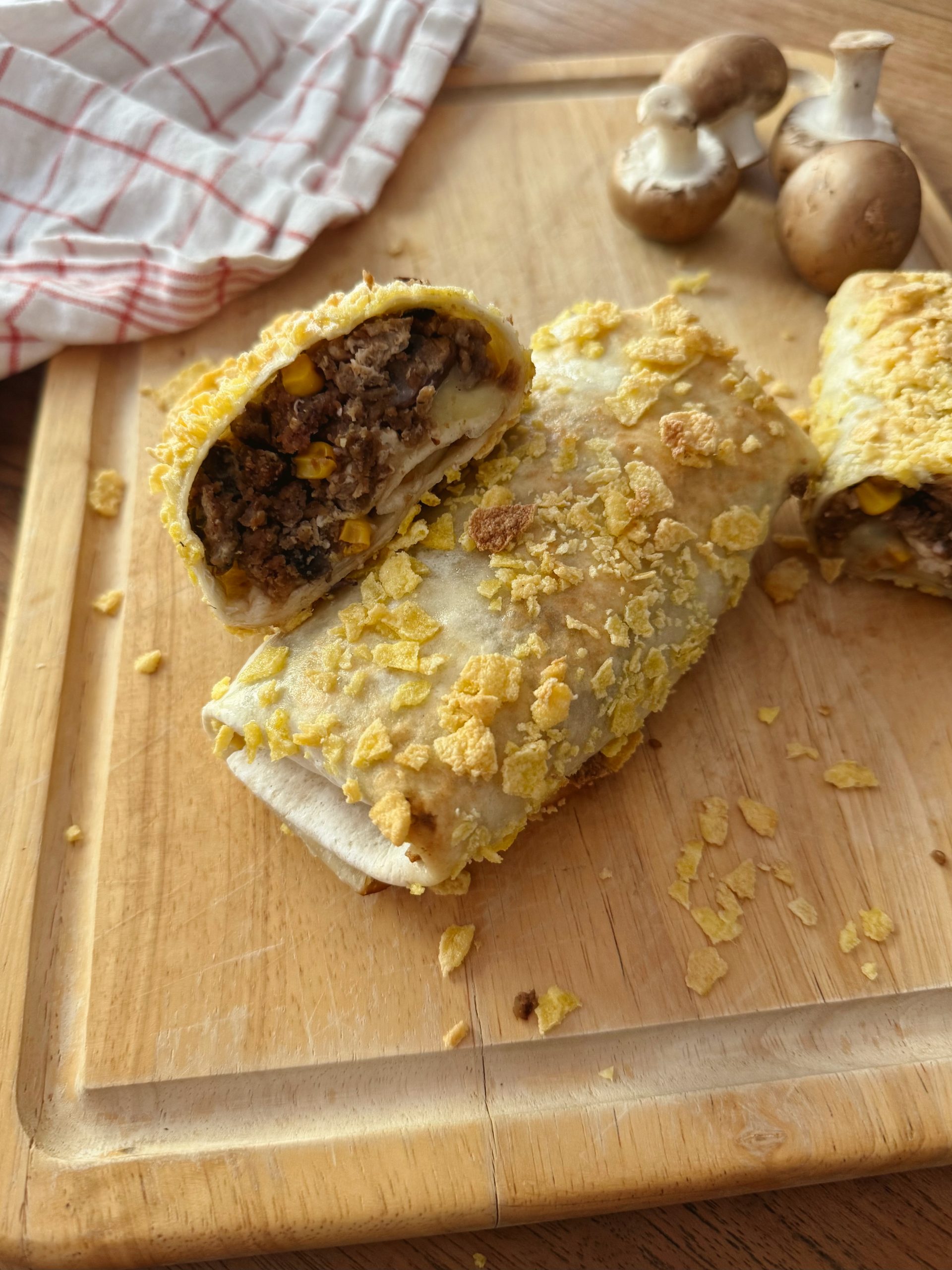 Cheesy Burritos mit knuspriger Cornflakes-Panade auf Teller serviert