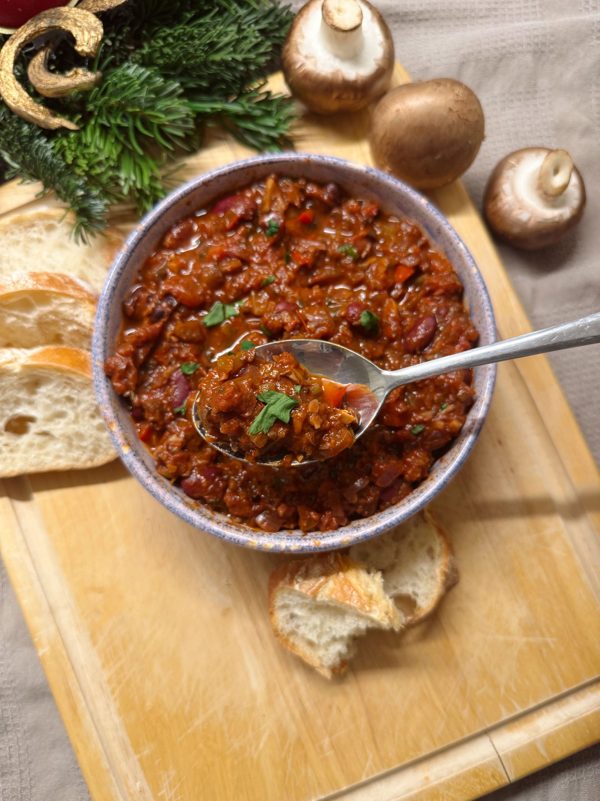 Veganes Chili con Mushroom mit Champignons, Bohnen und würziger Tomatensauce.