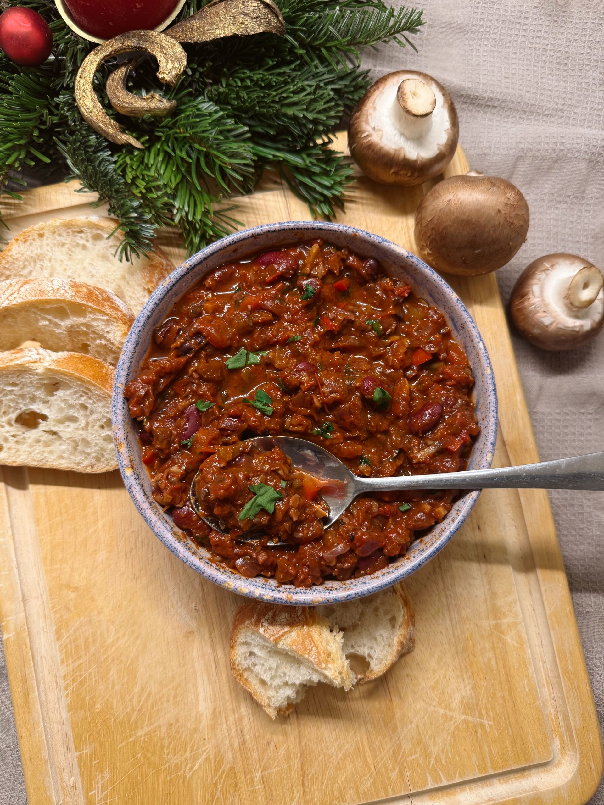 Veganes Chili con Mushroom mit Champignons, Bohnen und würziger Tomatensauce.