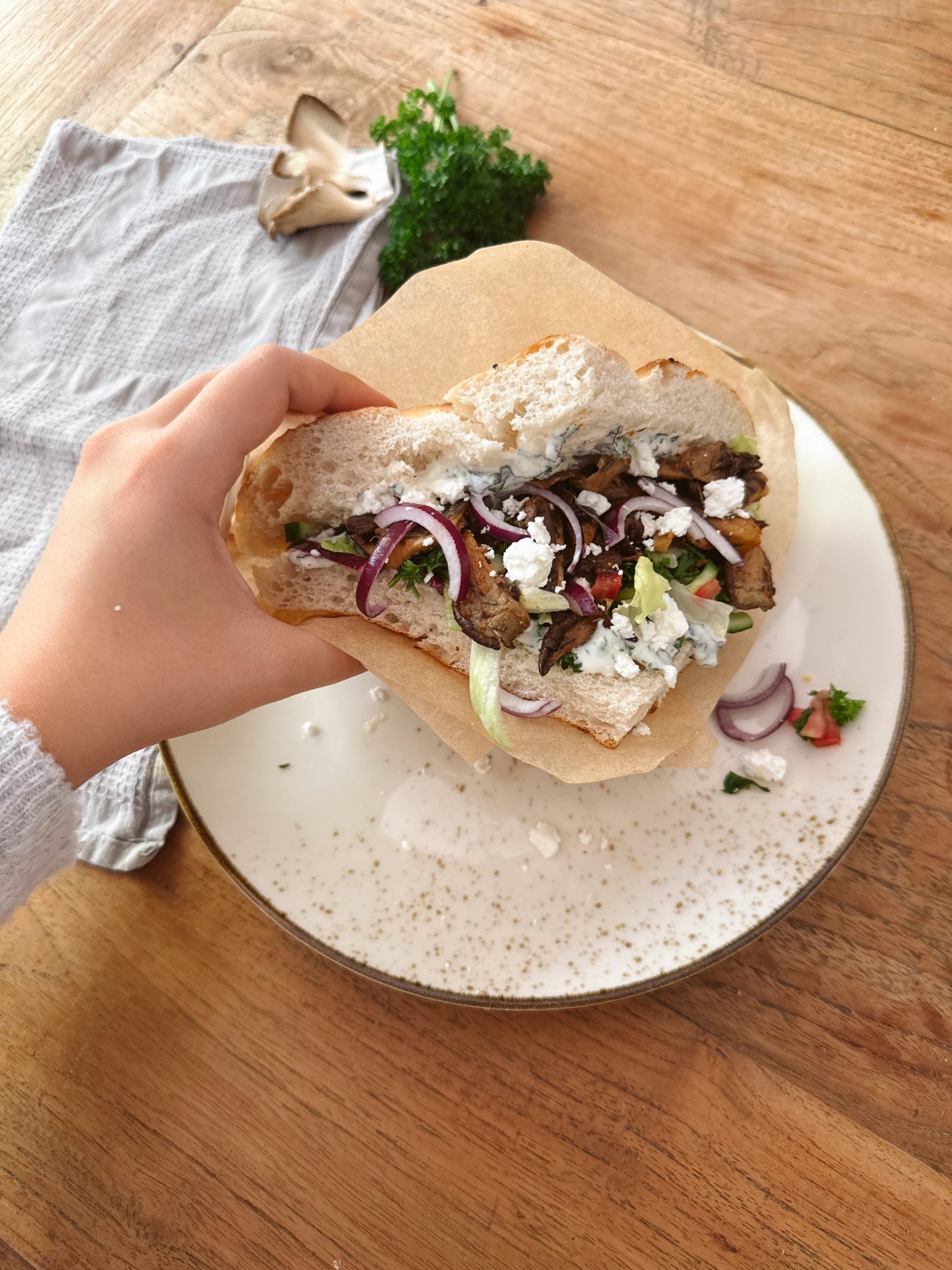 Vegetarischer Döner mit Pilzen, frischem Gemüse und Joghurt-Kräutersauce im Fladenbrot