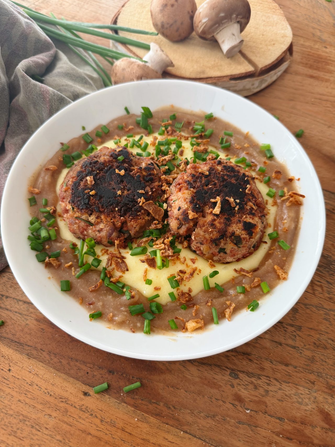 Teller mit veganen Fleischpflanzerln und Kartoffelstampf