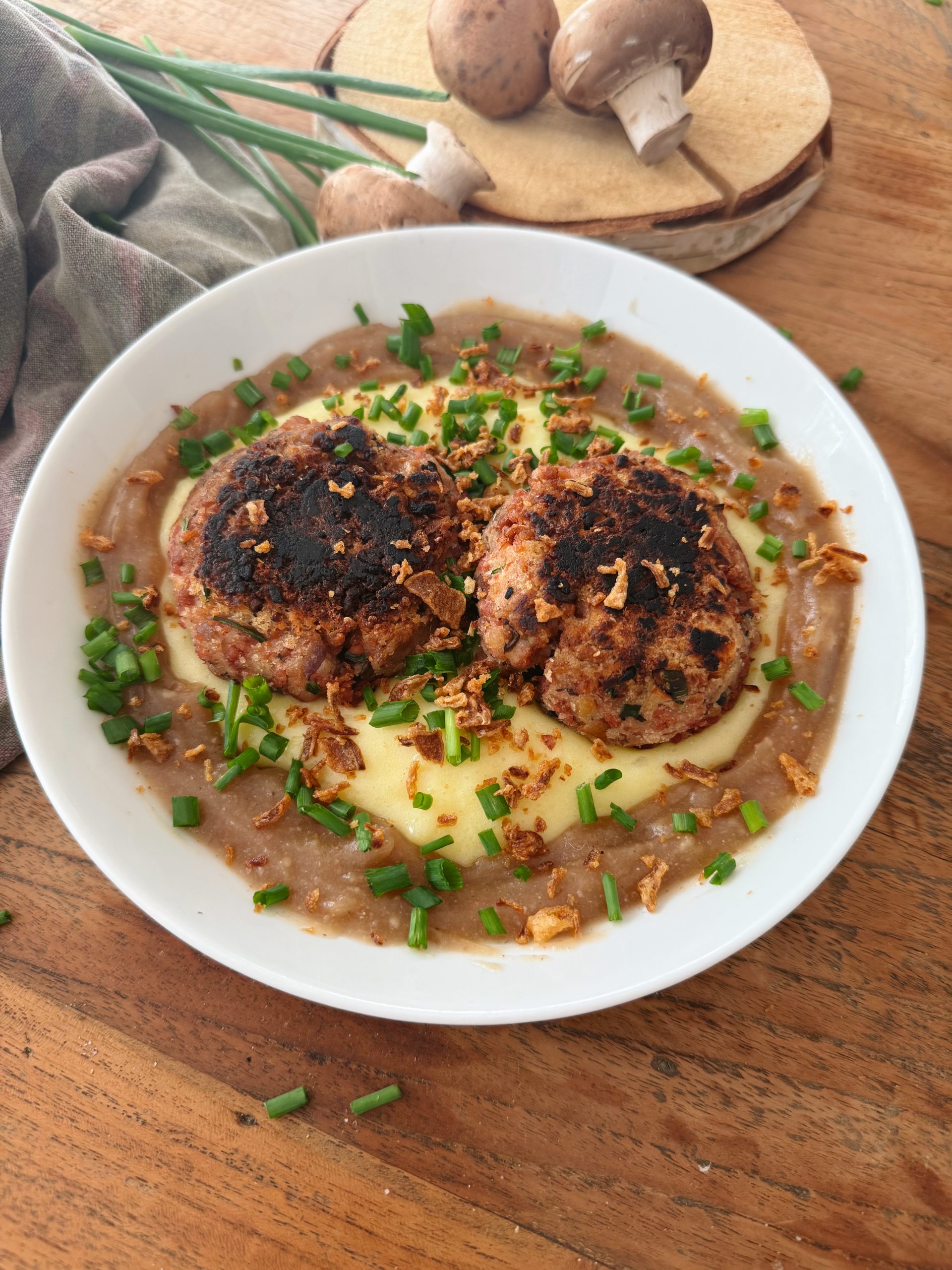 Teller mit veganen Fleischpflanzerln und Kartoffelstampf