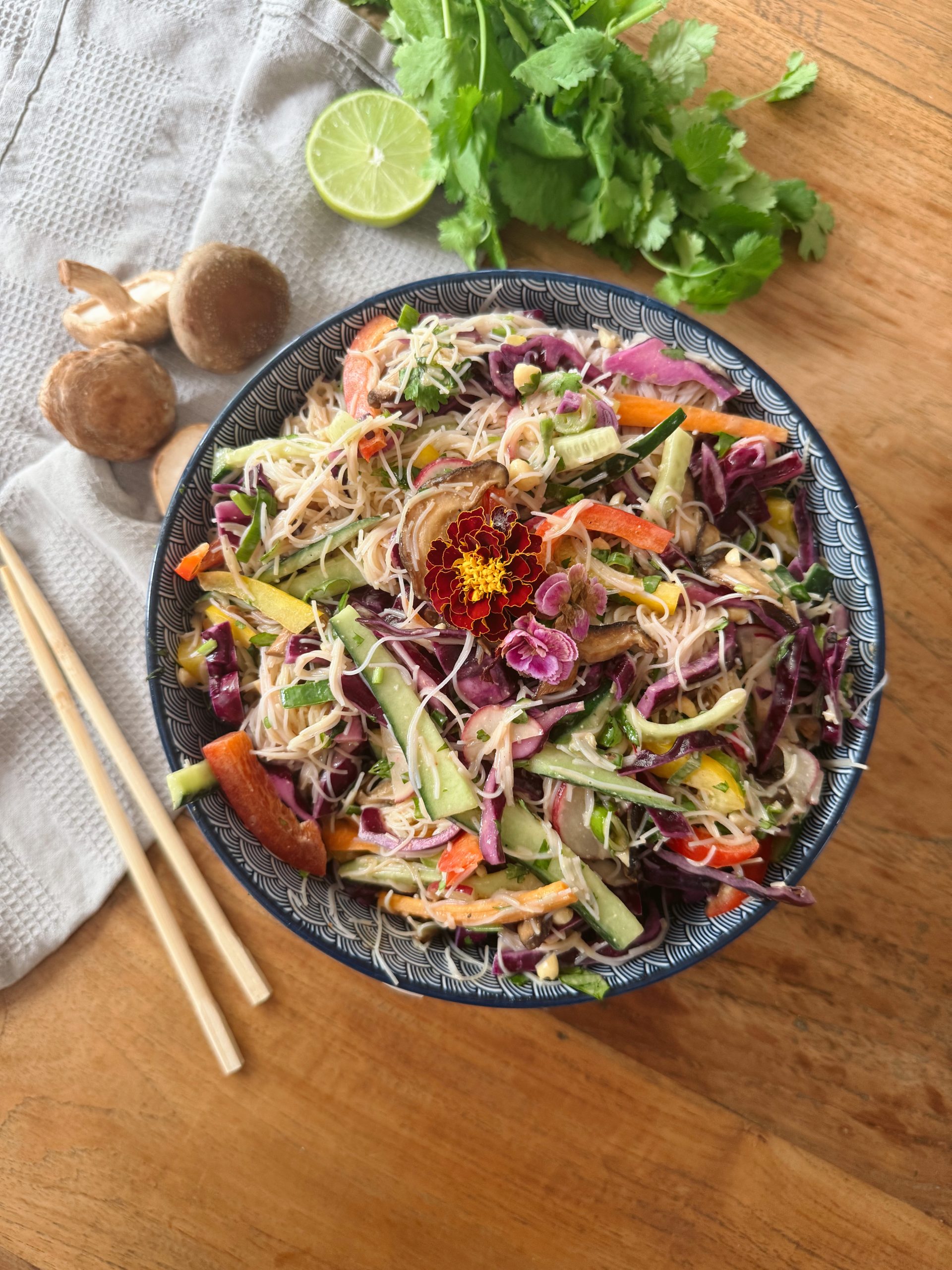 Glasnudelsalat mit Shiitake, Gemüse und Erdnuss-Dressing