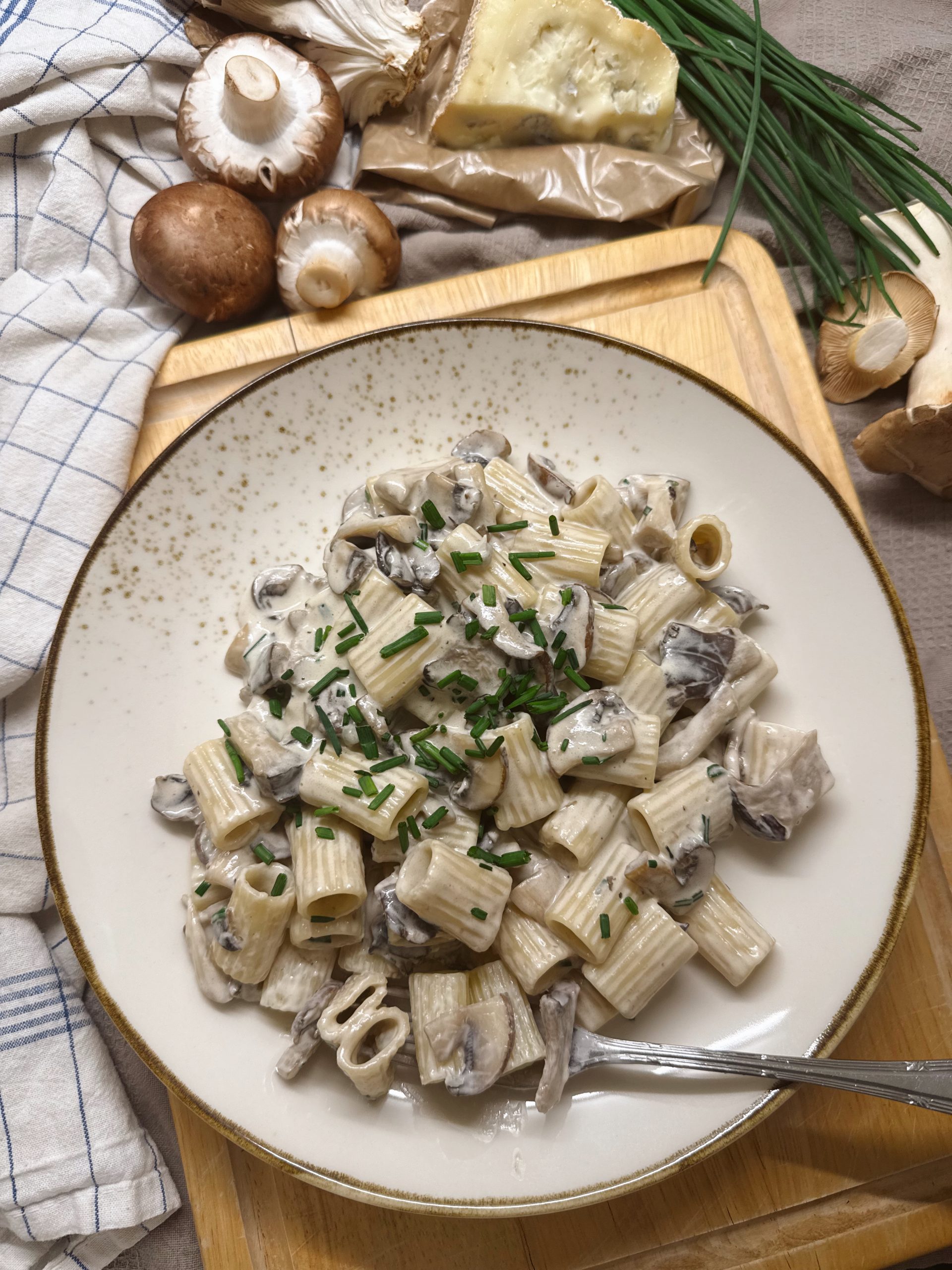Cremige Pilz-Gorgonzola-Pasta auf einem Teller