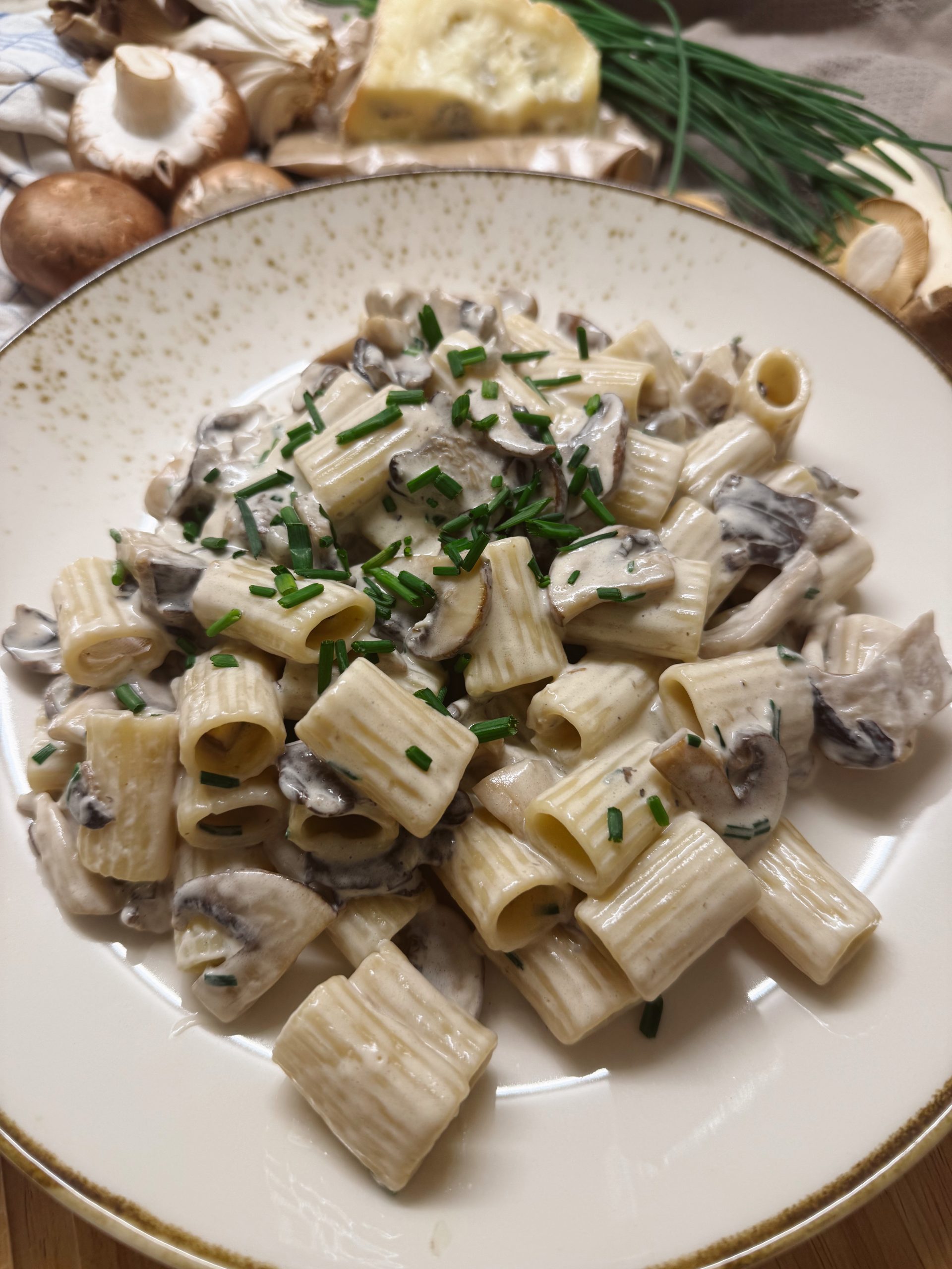 Cremige Pilz-Gorgonzola-Pasta auf einem Teller