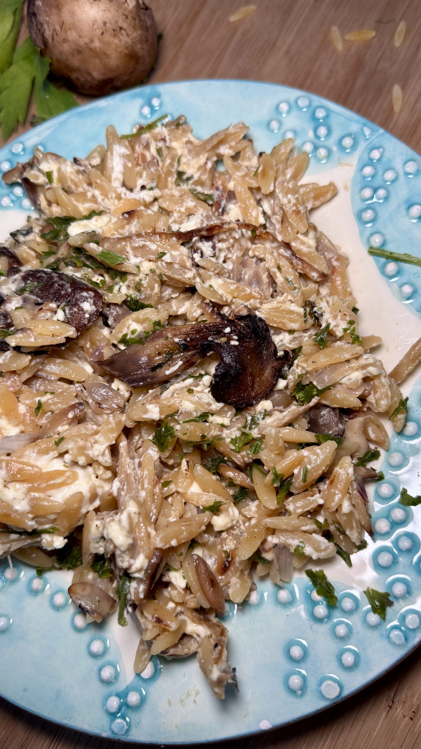 Cremiges Pilz-Pastasotto mit gemischten Pilzen, Feta und frischen Kräutern serviert.