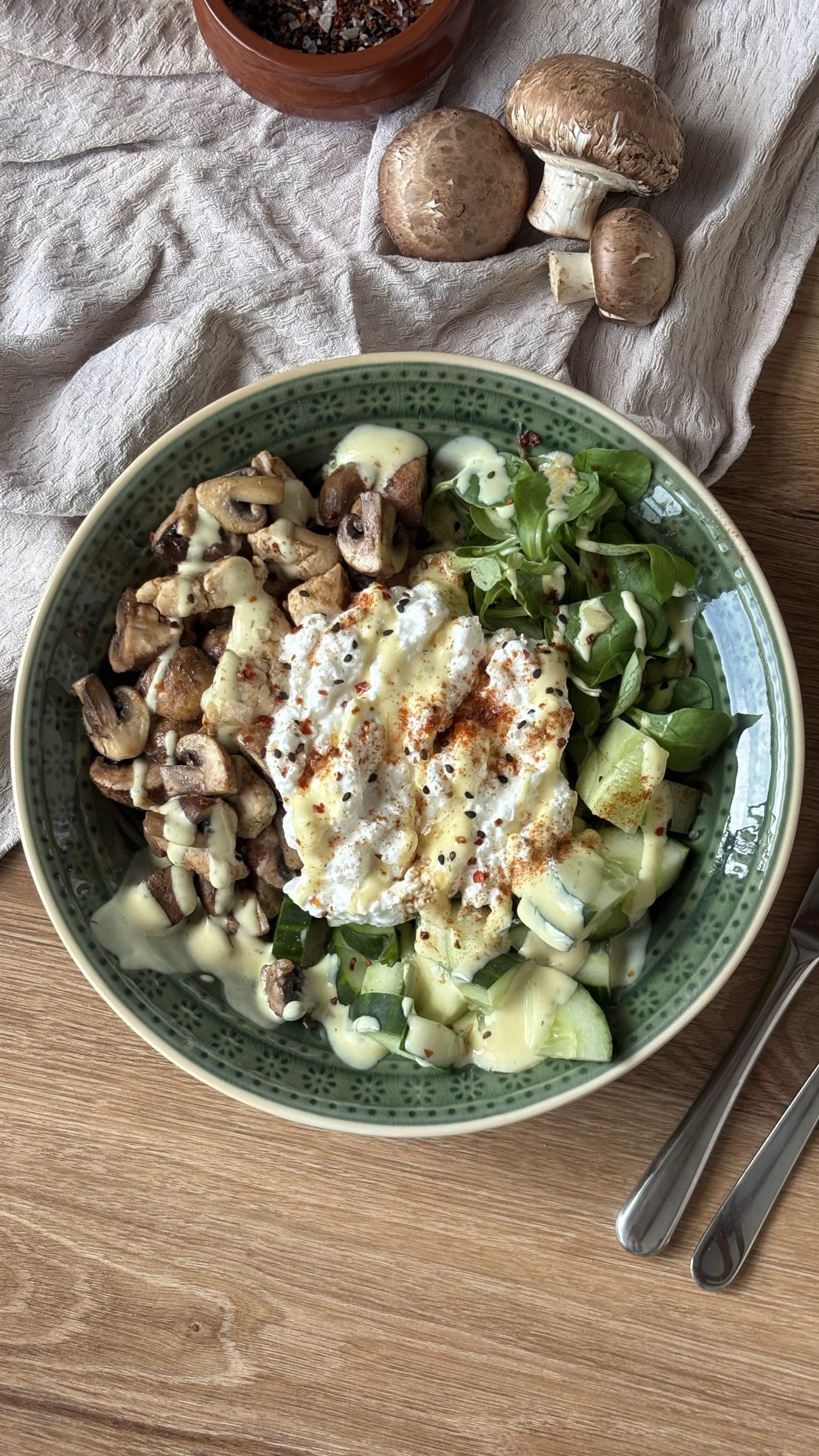 Sattmacher-Bowl mit gebratenem Hähnchen und Champignons, Feldsalat, Gurke, cremigem Dressing, Honig-Senf-Soße und Avocado-Topping.