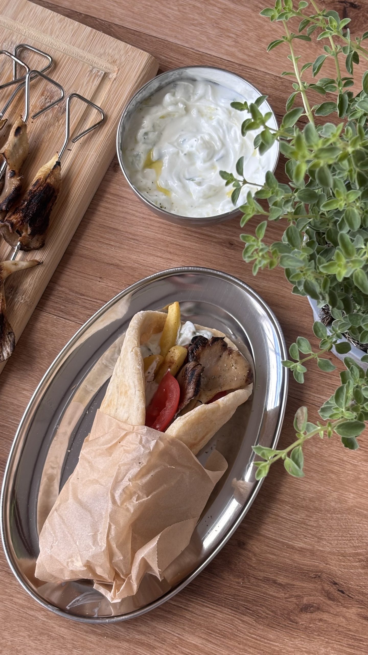 Gefülltes Pita-Brot mit gebratenen Austernpilzen, Pommes, Tomaten und Tzatziki.