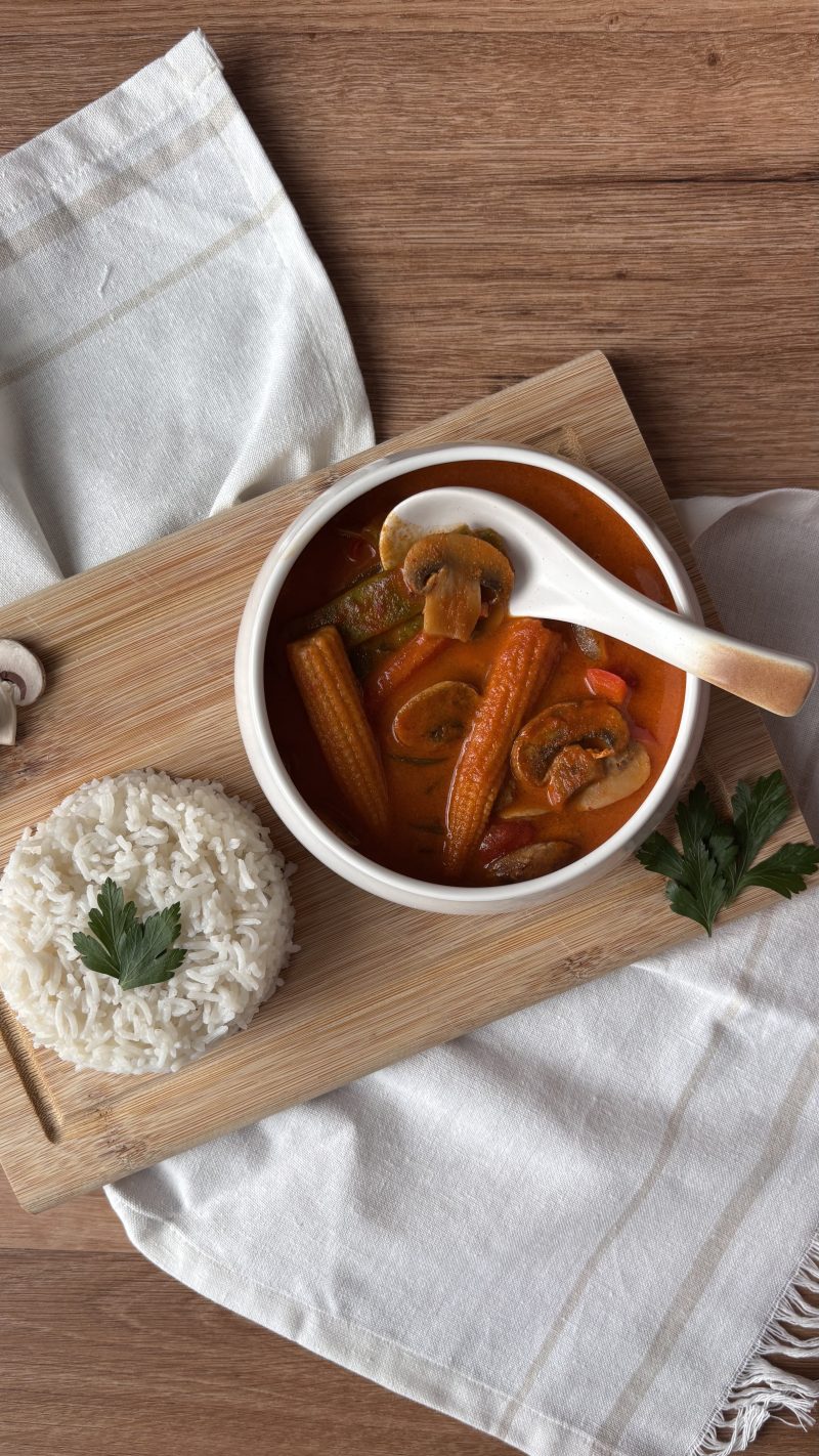 Rote Thai-Curry mit selbstgemachter Currypaste und frischem Gemüse.