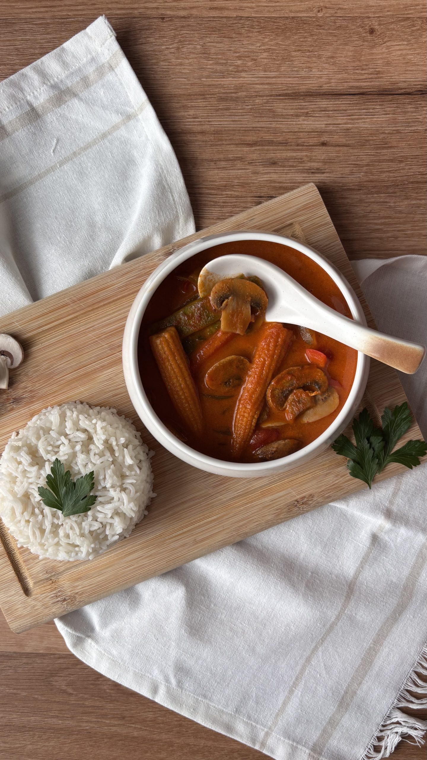 Rote Thai-Curry mit selbstgemachter Currypaste und frischem Gemüse.