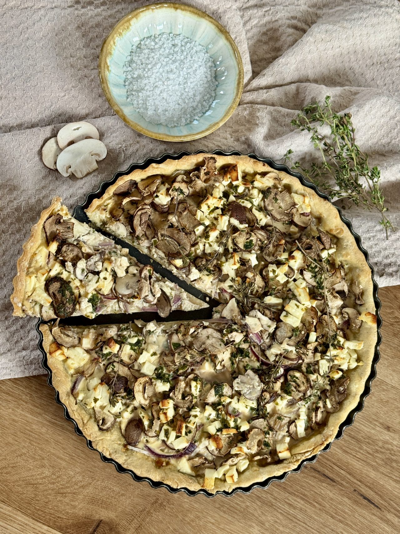Herzhafte Champignon-Quiche mit Feta, roten Zwiebeln und Thymian – einfach aus dem Ofen und perfekt zum Teilen.