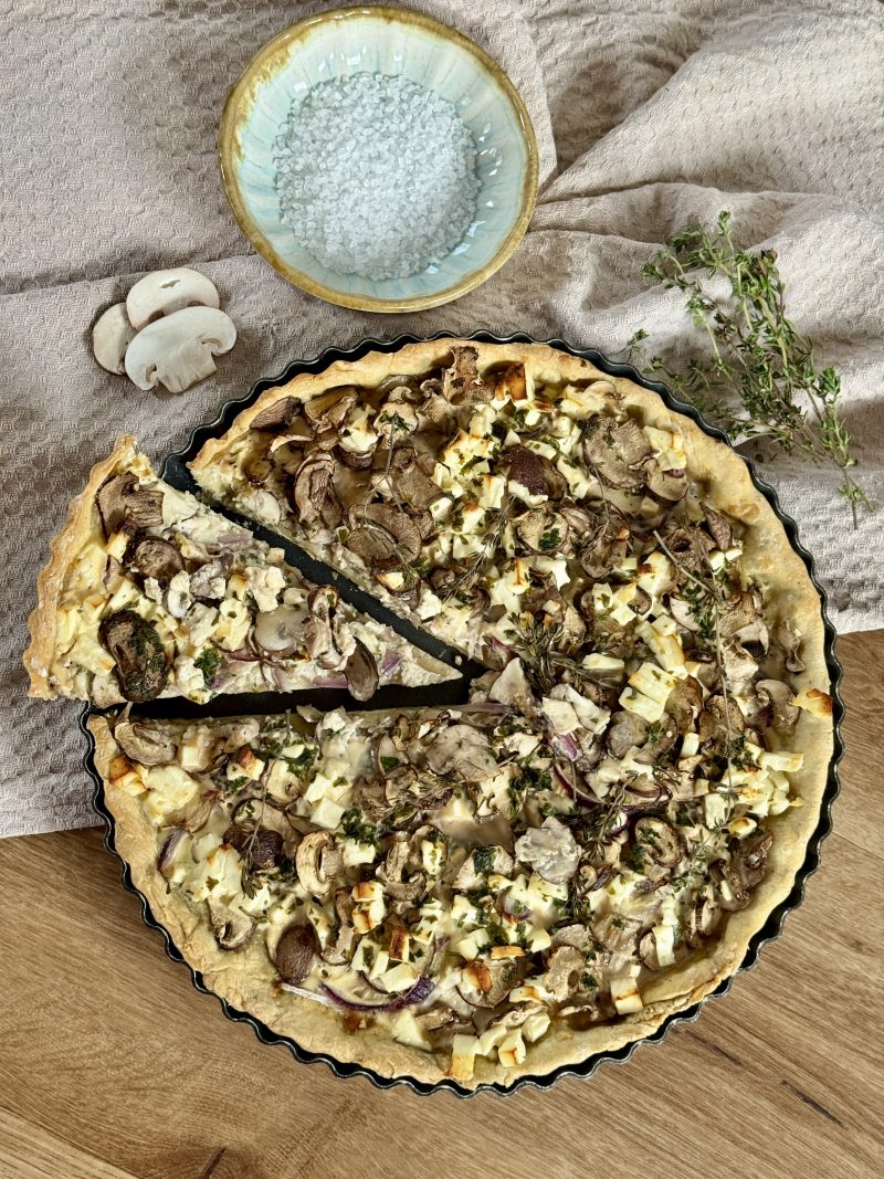 Herzhafte Champignon-Quiche mit Feta, roten Zwiebeln und Thymian – einfach aus dem Ofen und perfekt zum Teilen.