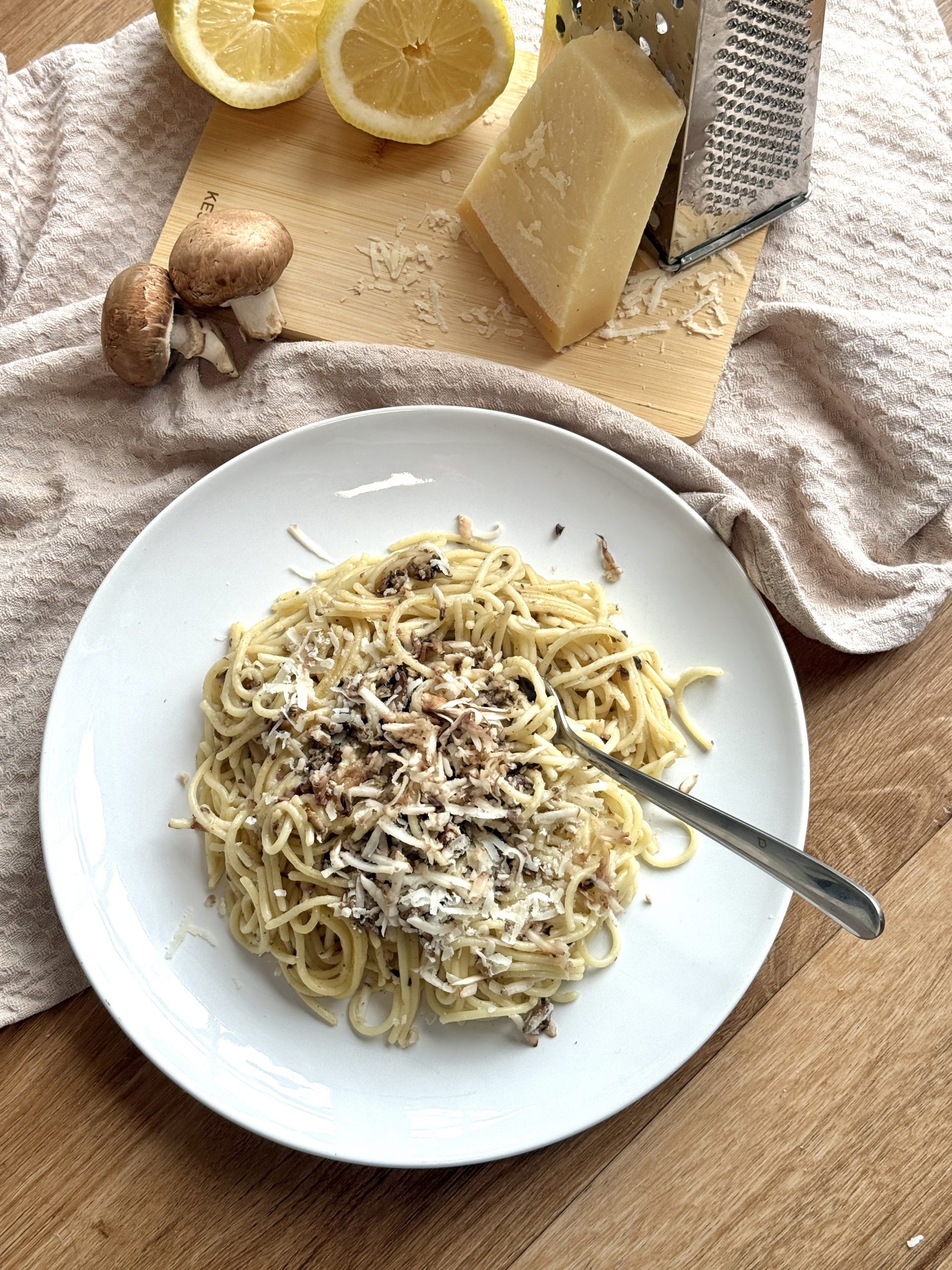 Cacio e Pepe mit Champignons und Pecorino – schnelle Pasta mit Pfeffer, Trüffelöl und frisch geriebenen Pilzen.