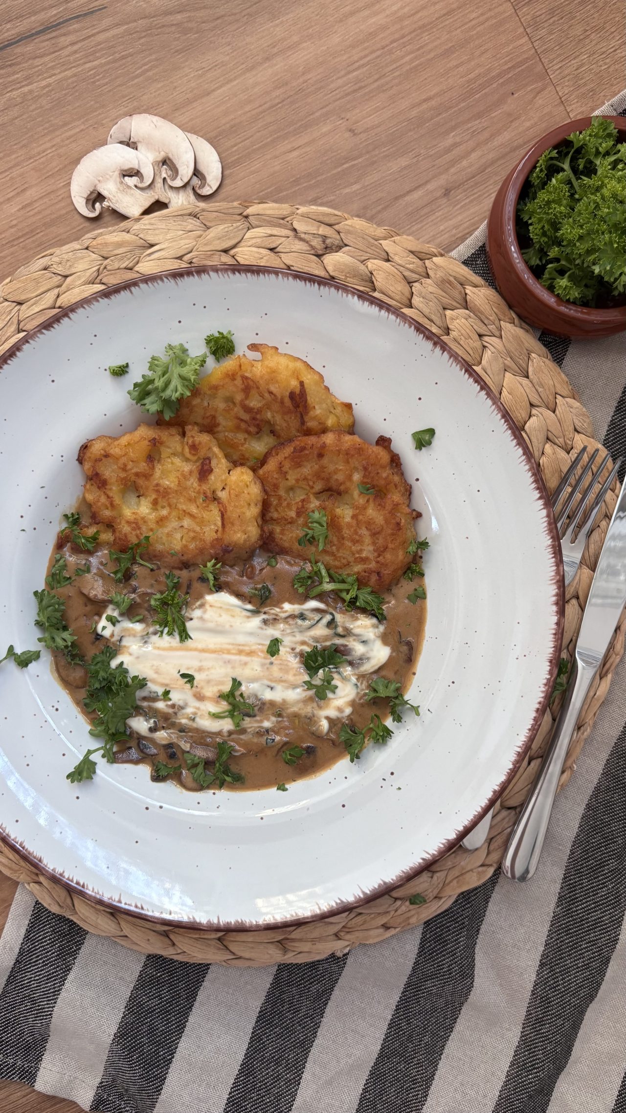Kartoffelrösti mit Rahmchampignons, Naturjoghurt und frischem Schnittlauch.