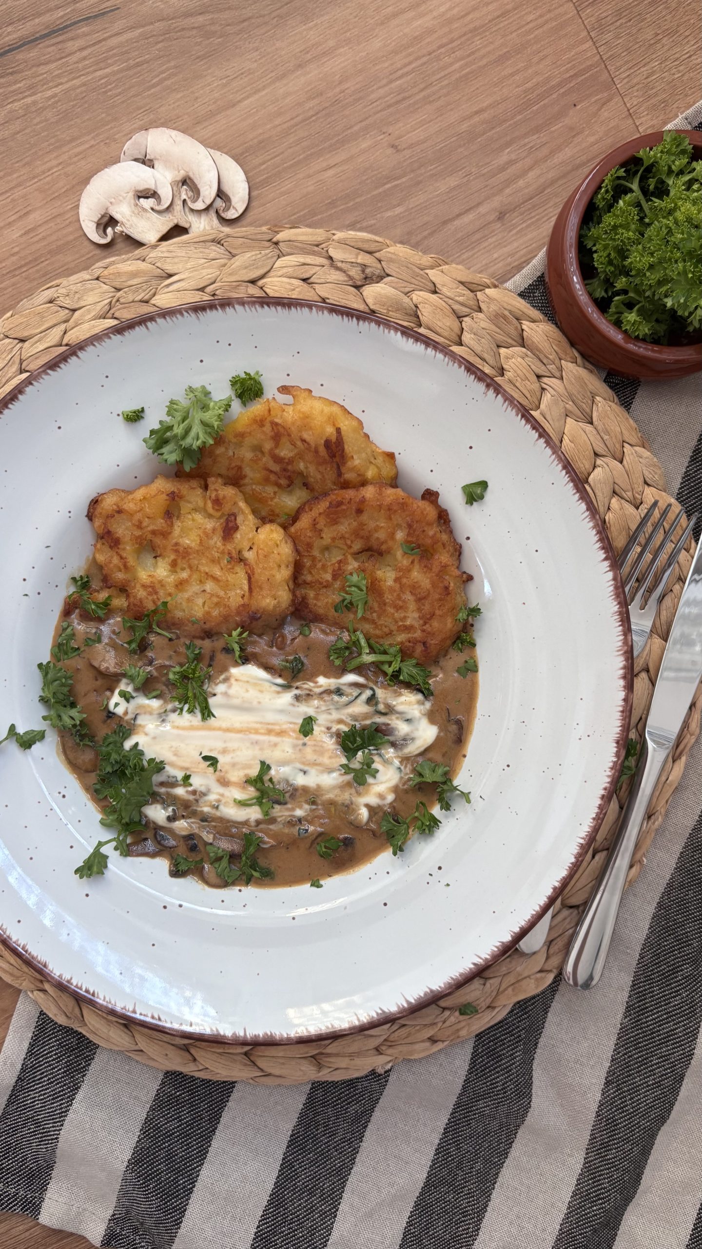 Kartoffelrösti mit Rahmchampignons, Naturjoghurt und frischem Schnittlauch.