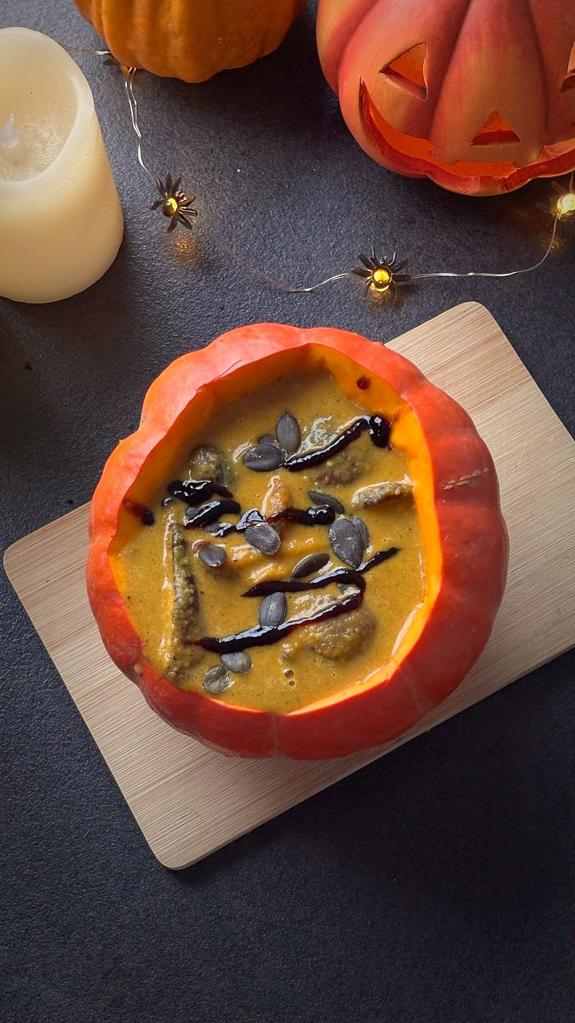 Grusel-Kürbissuppe mit Shiitake und gerösteten Kürbiskernen, mit Balsamico-Creme verfeinert.
