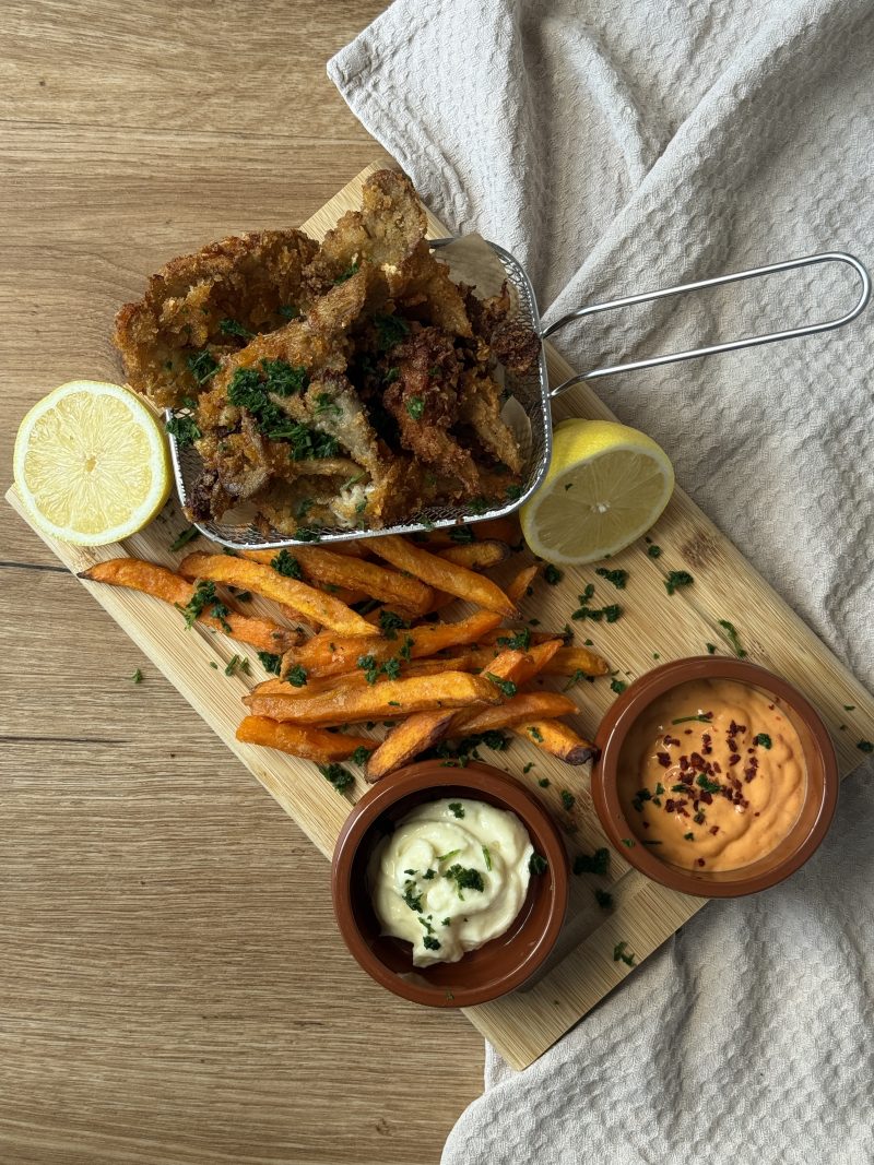 Knusprige Austernpilz-Wings mit Cornflakes-Panade, serviert mit Aioli und Chili-Mayo.