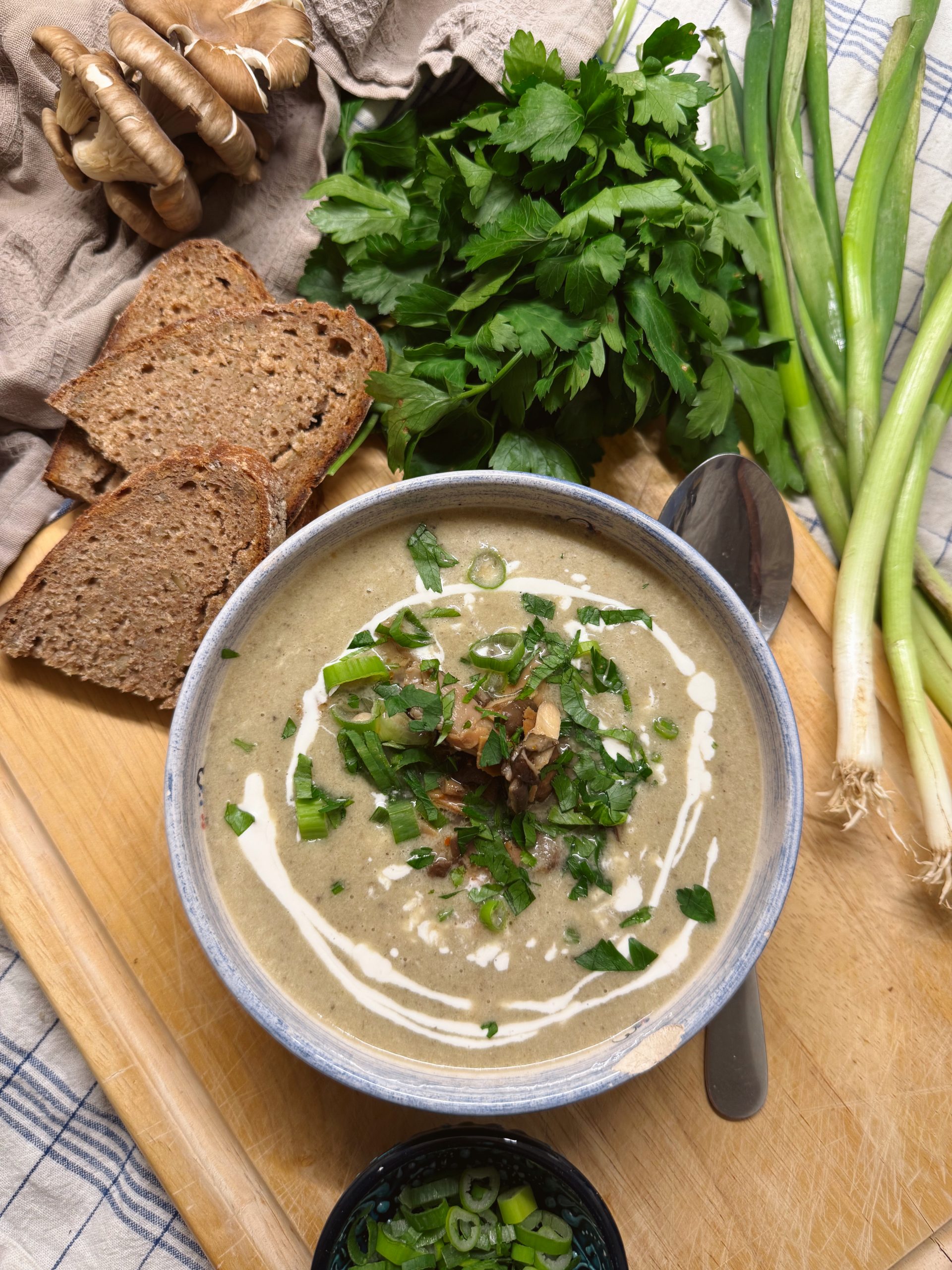 Rauchige Peperoni-Pilz-Suppe mit veganem Bacon