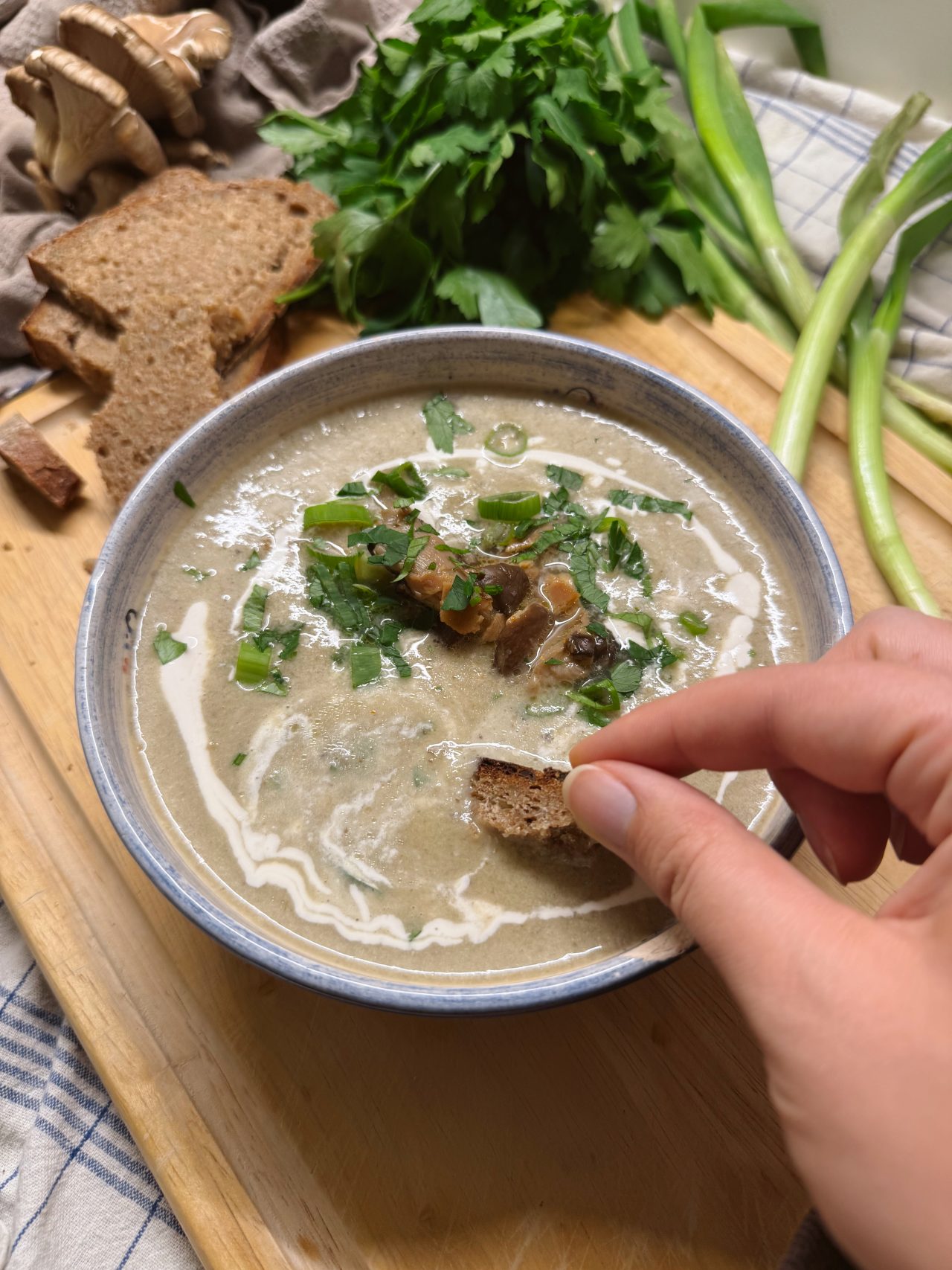 Rauchige Peperoni-Pilz-Suppe mit veganem Bacon