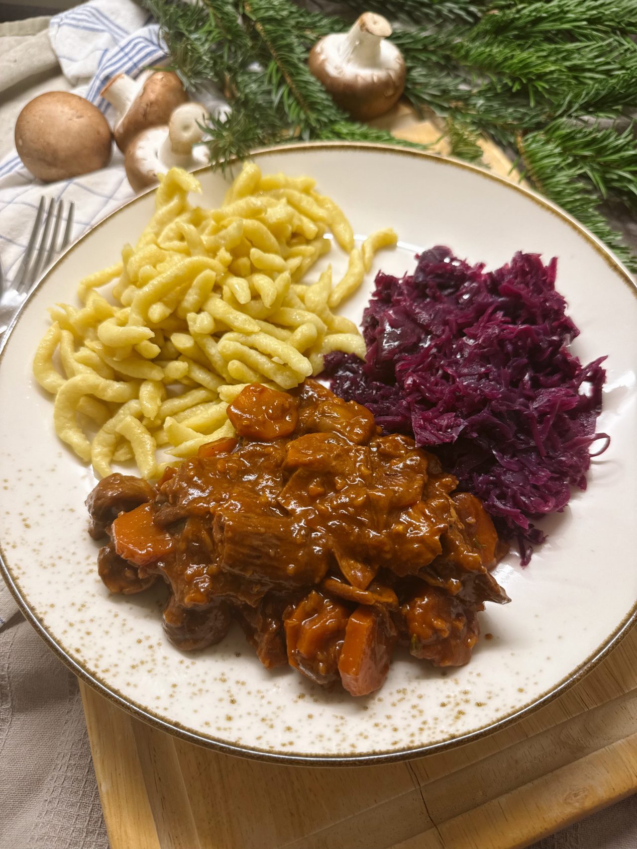 Veganes Pilzragout auf Teller mit dunkler Soße.