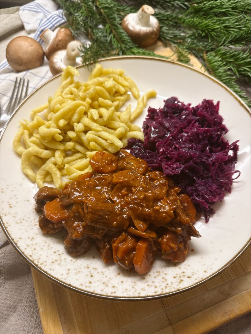 Veganes Pilzragout auf Teller mit dunkler Soße.