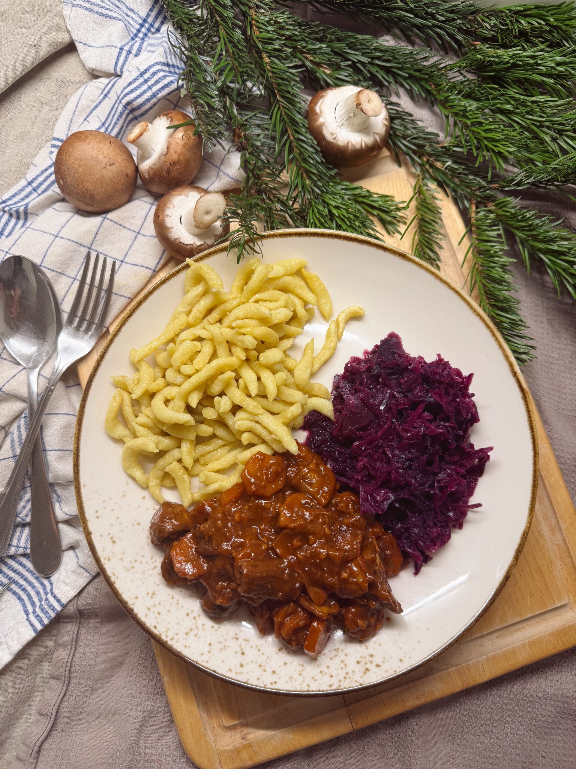 Veganes Pilzragout auf Teller mit dunkler Soße.
