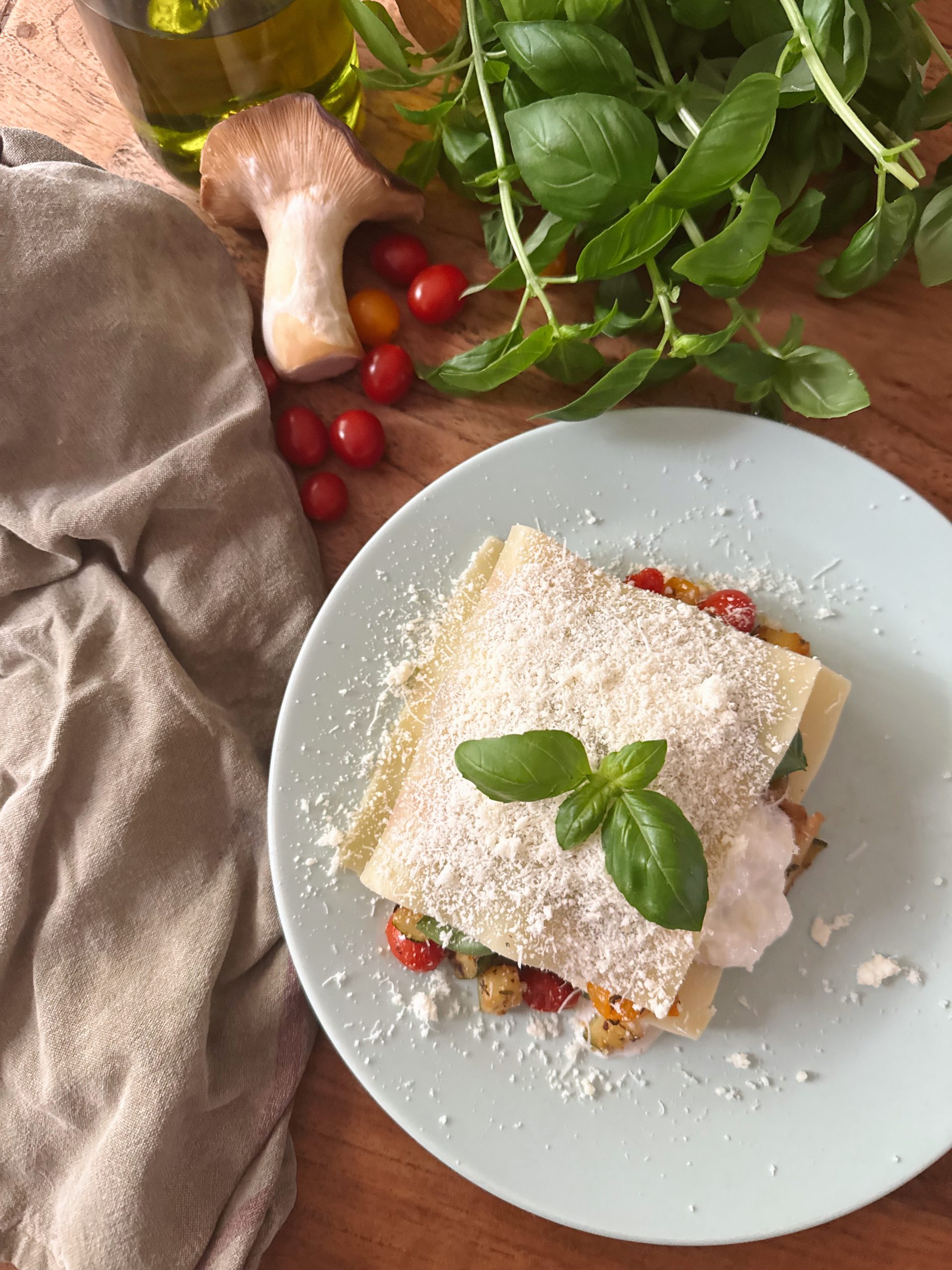 Offene Sommer Lasagne mit Ofengemüse, Kräuterseitlingen und Burrata.