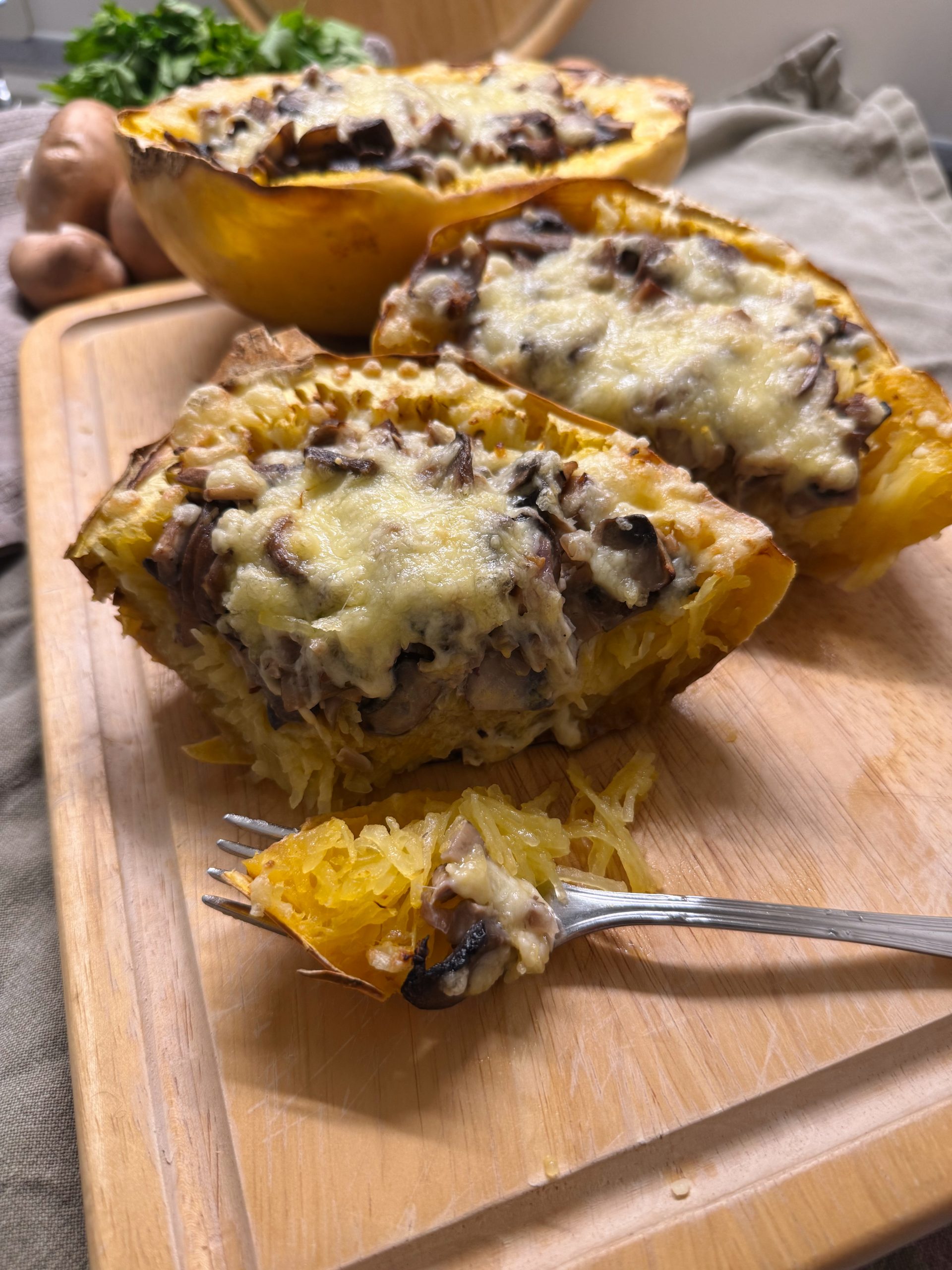 Spaghetti-Kürbis mit Pilz-Schinken-Füllung auf Teller