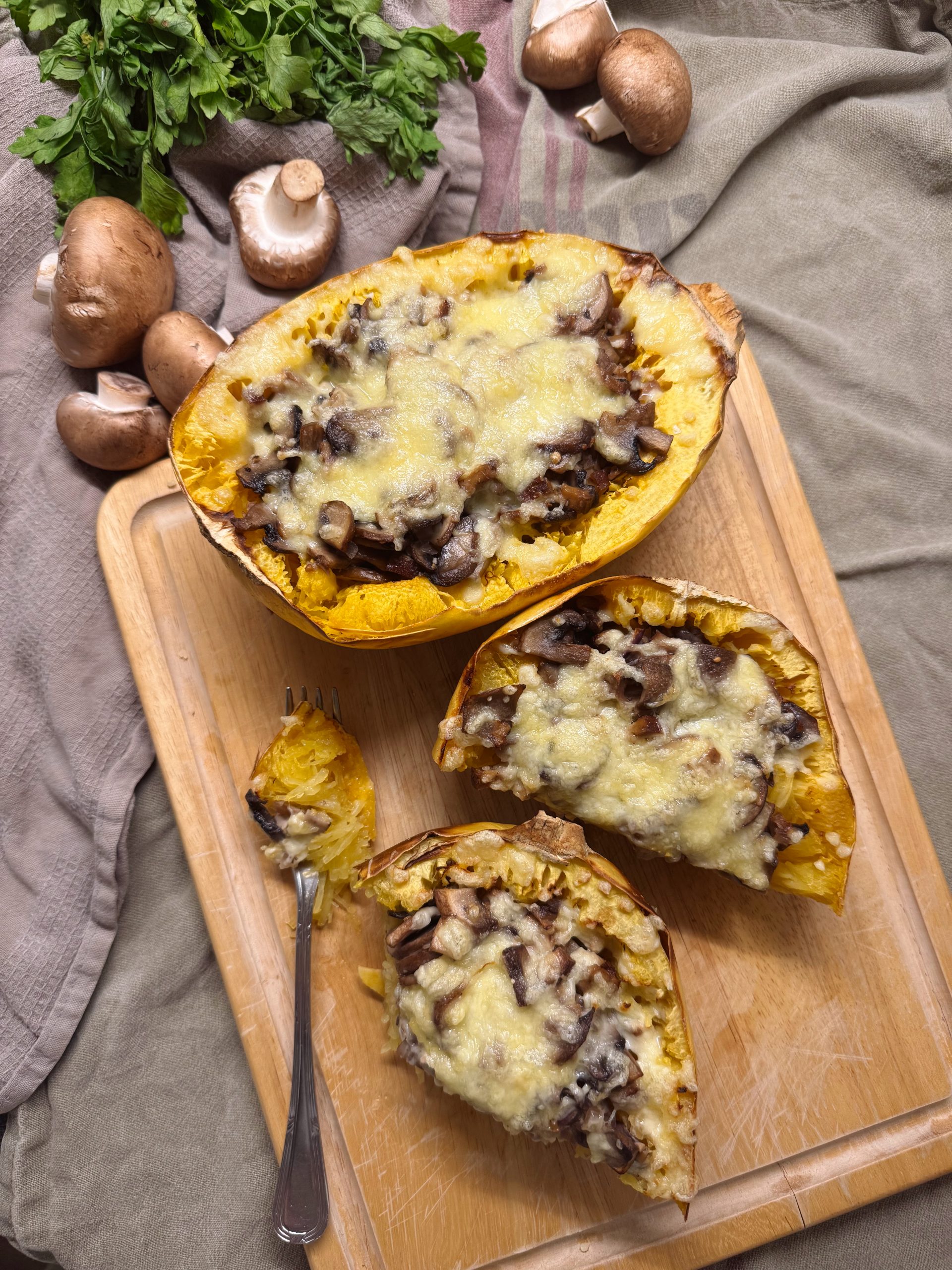 Spaghetti-Kürbis mit Pilz-Schinken-Füllung auf Teller