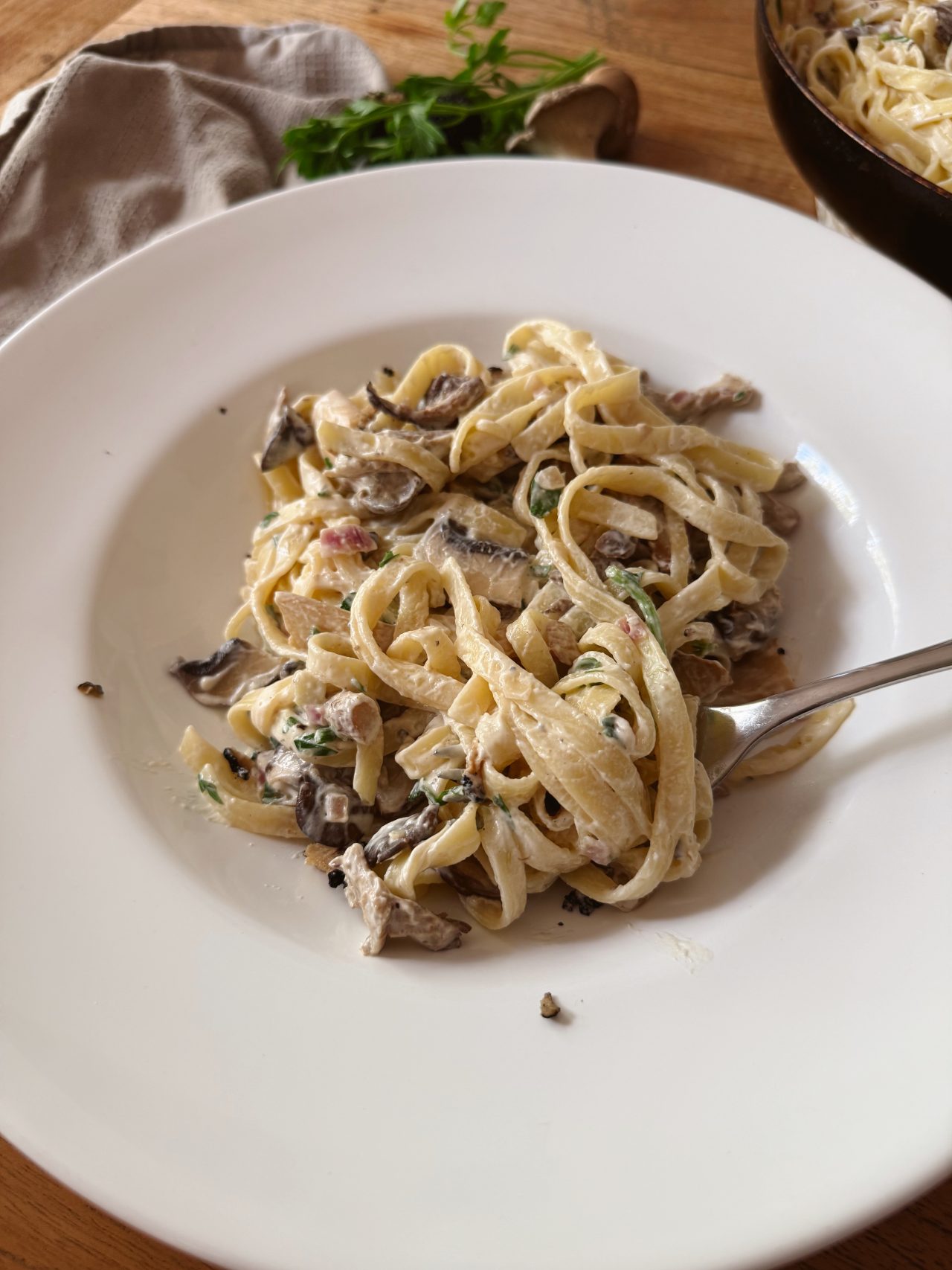 Pilz-Trüffel-Pasta auf Teller