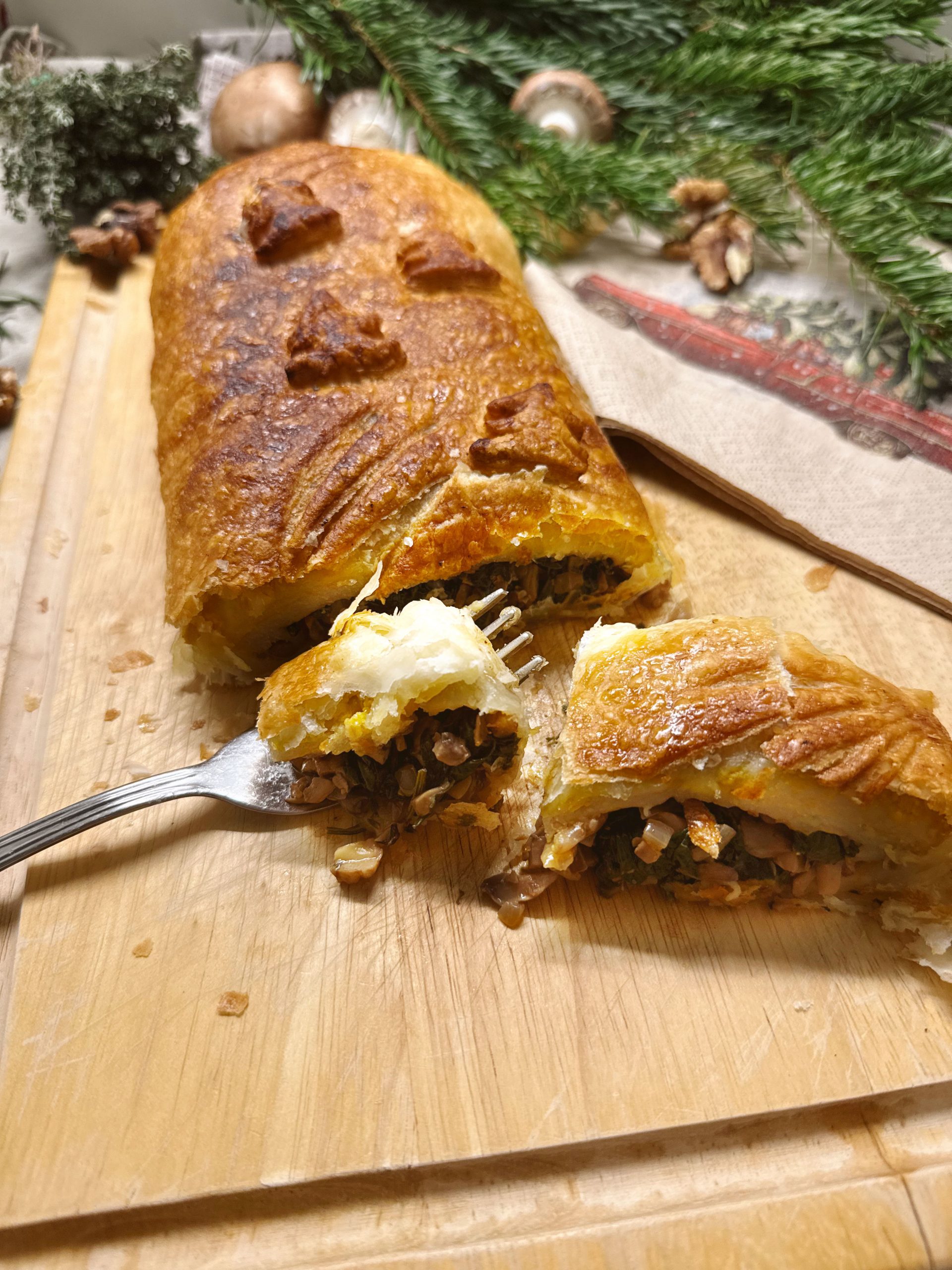 Goldbraunes veganes Pilz-Wellington auf Teller angerichtet