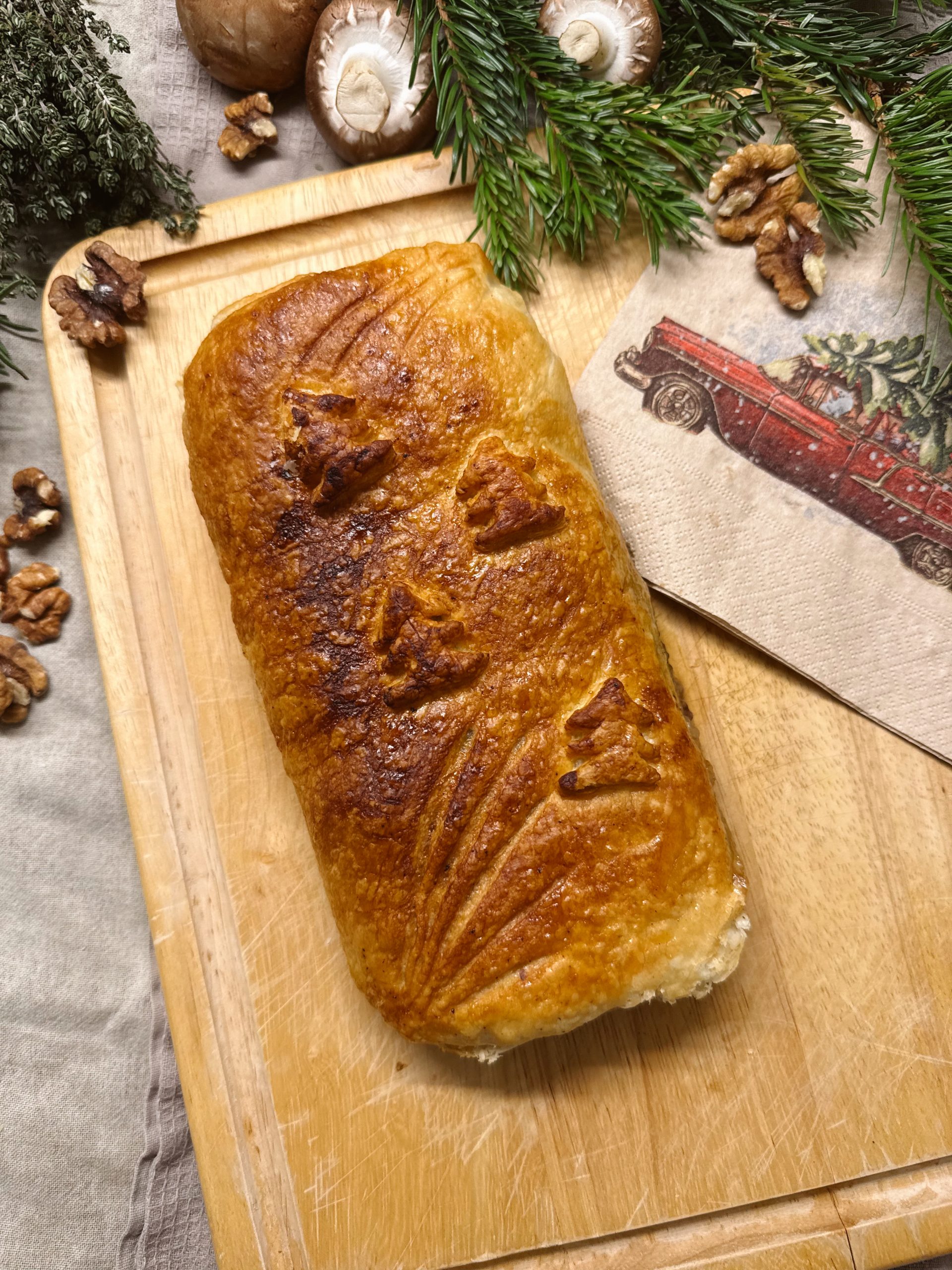 Goldbraunes veganes Pilz-Wellington auf Teller angerichtet