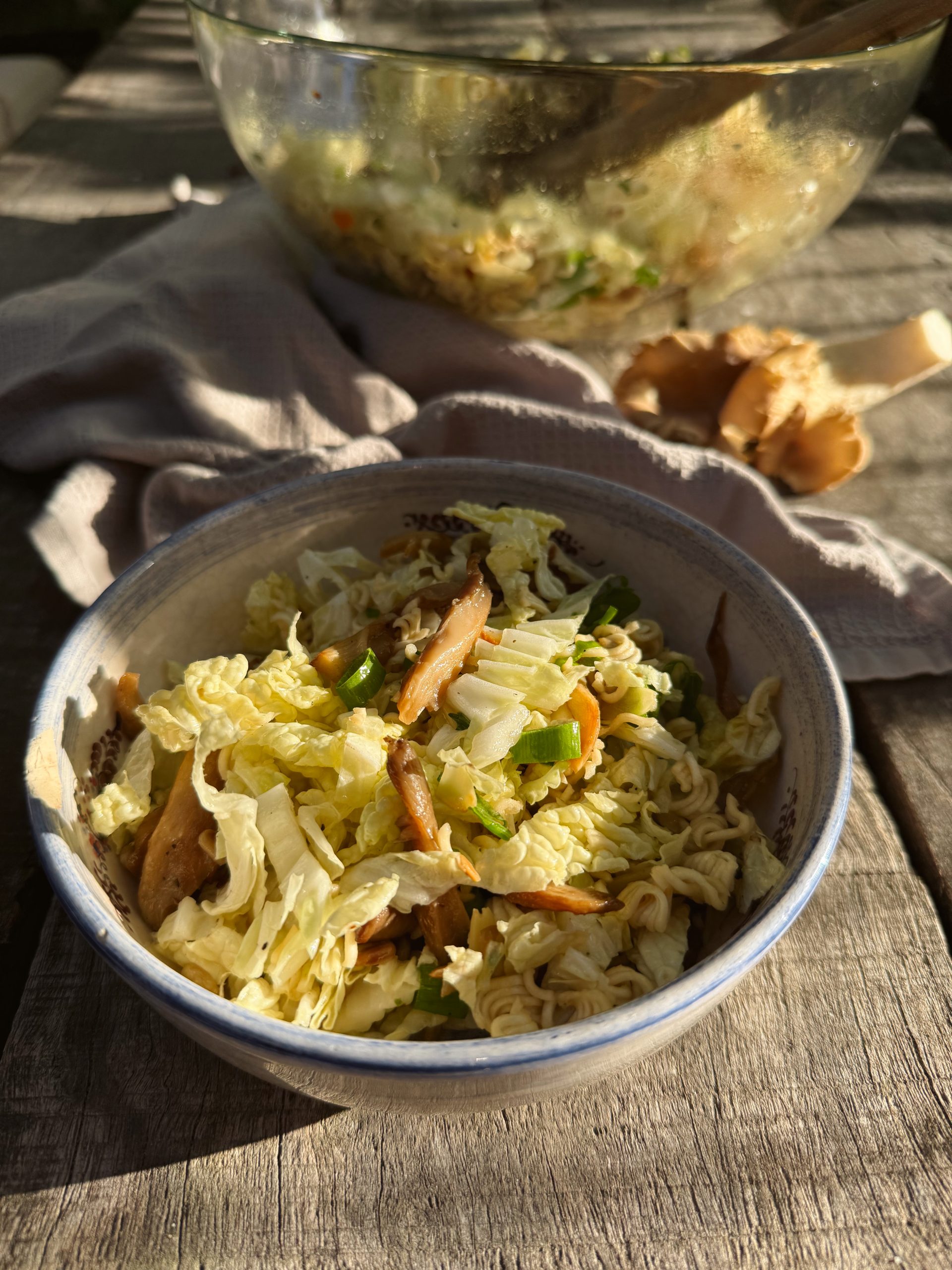 Knackiger Chinakohlsalat mit Instantnudeln, gerösteten Kernen und Ofenpilzen