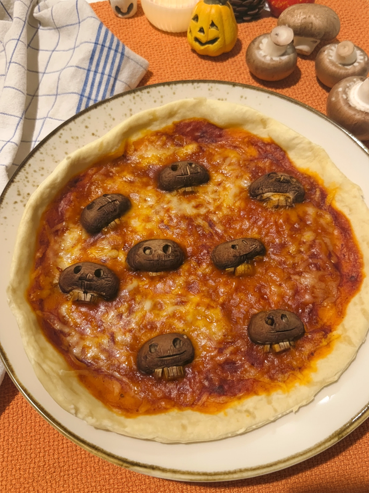 Halloween-Pizza mit Totenkopf-Champignons