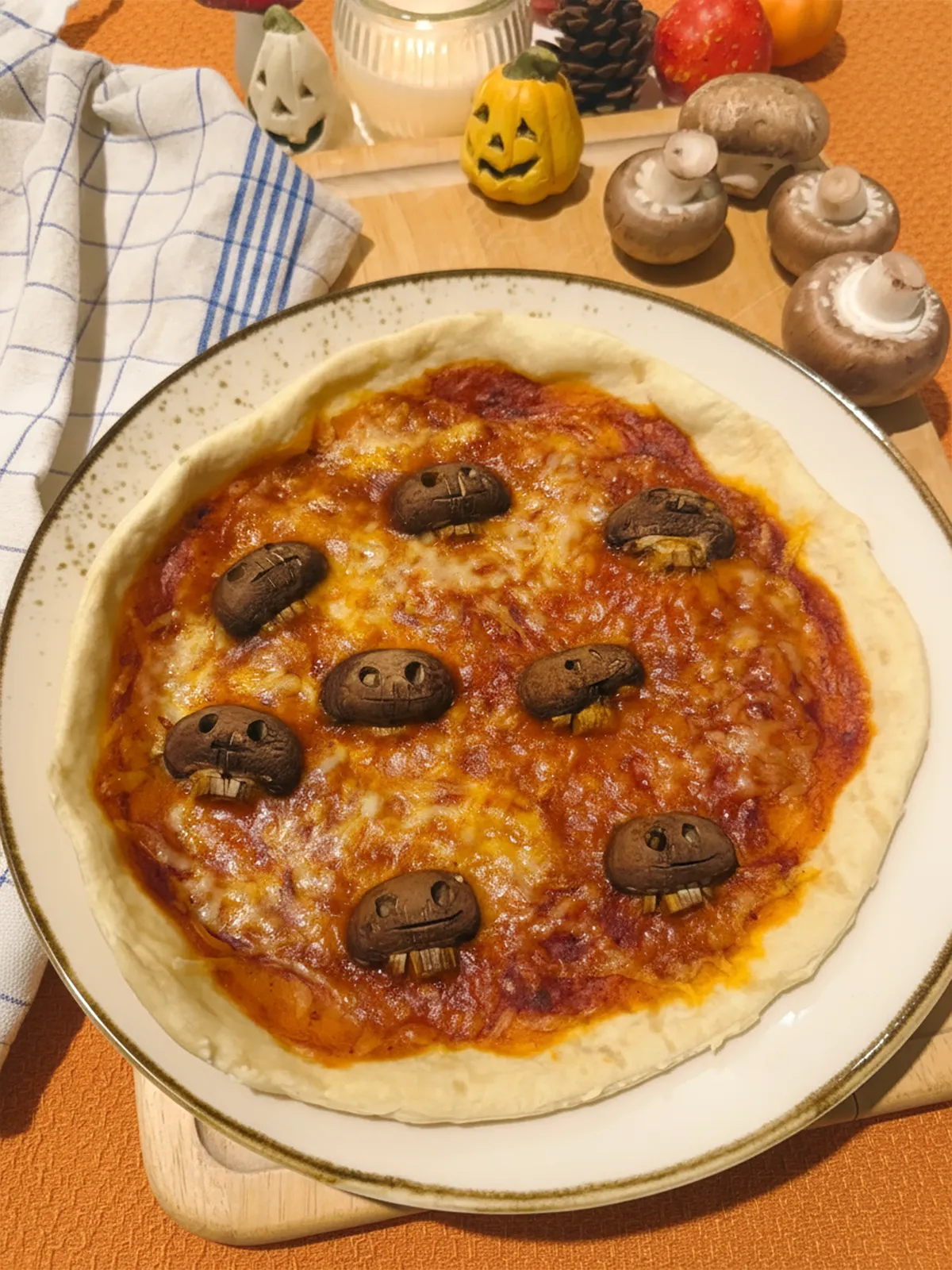 Halloween-Pizza mit Totenkopf-Champignons