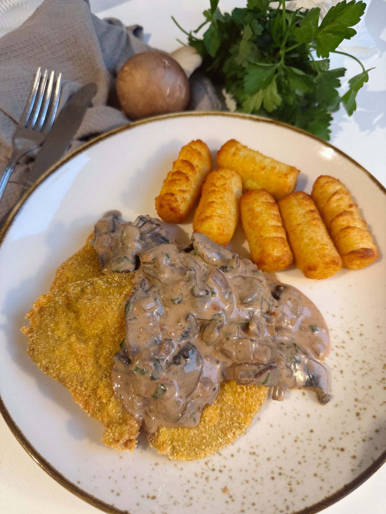 Pilz-Schnitzel mit cremiger Champignon-Soße auf Teller