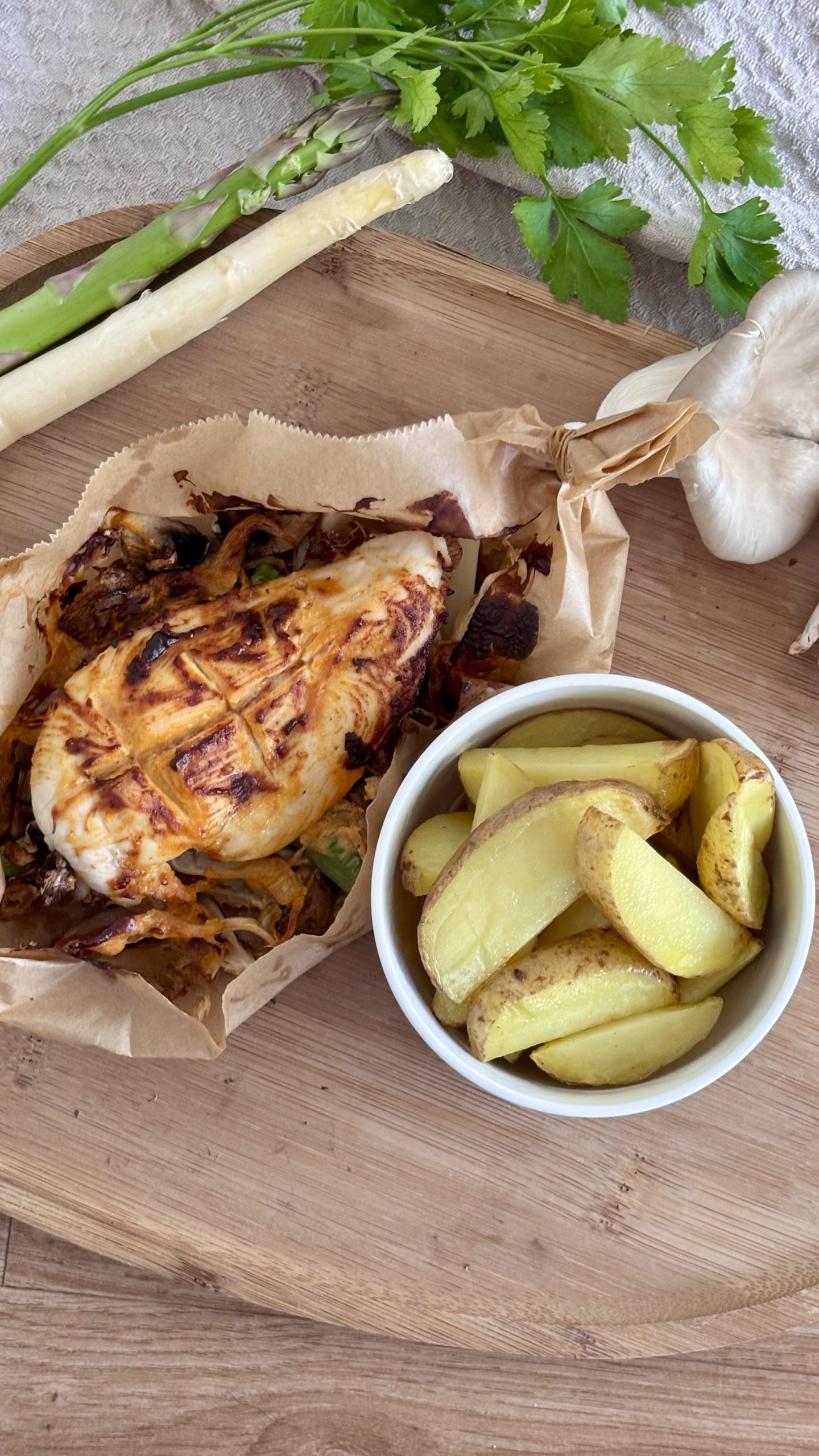 Hähnchenschiffchen aus dem Airfryer mit Spargel und Pilzen, serviert mit Kartoffelwedges.