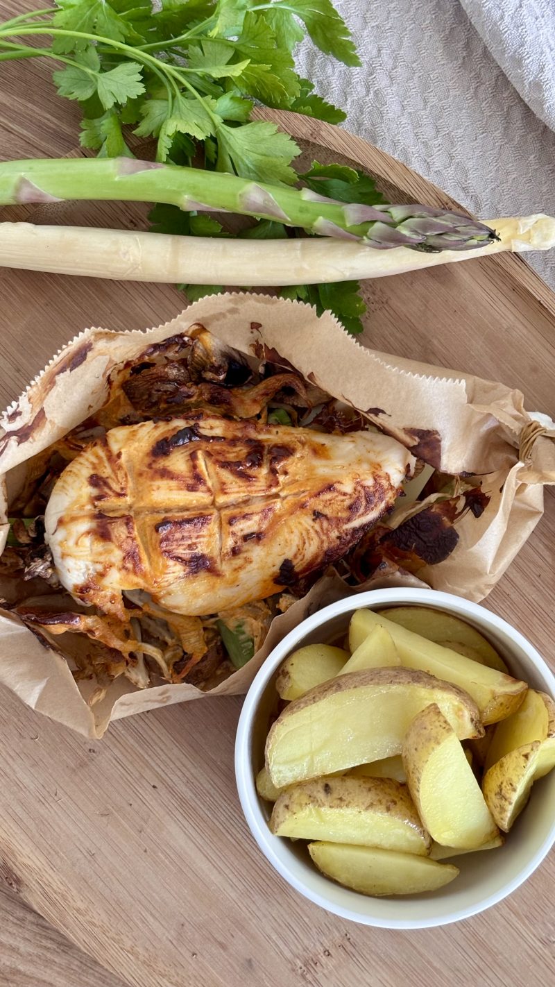 Hähnchenschiffchen aus dem Airfryer mit Spargel und Pilzen, serviert mit Kartoffelwedges.