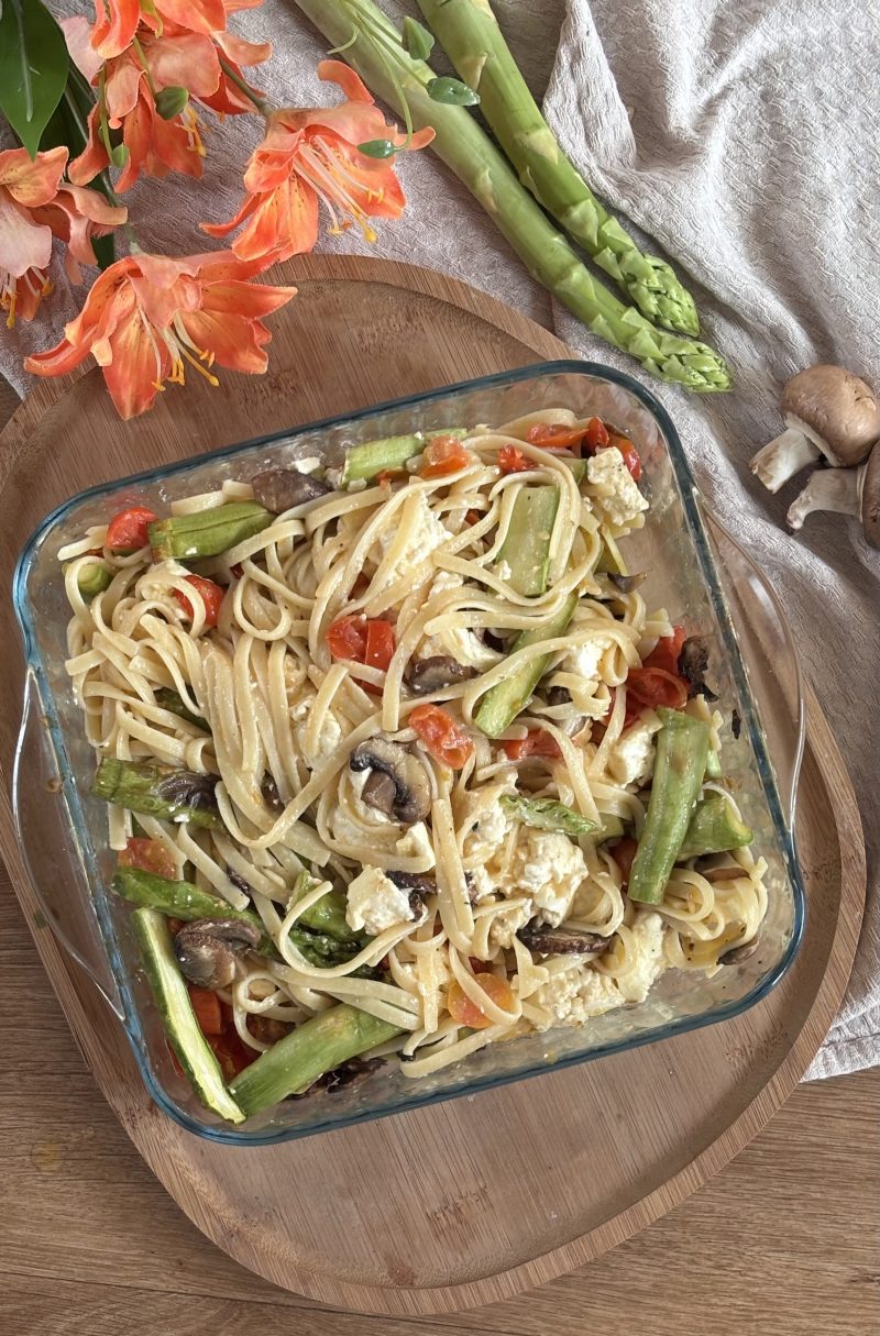 Ofenpasta mit Feta, Spargel, Champignons und Cherrytomaten, vermischt mit Spaghetti in cremiger Sauce.