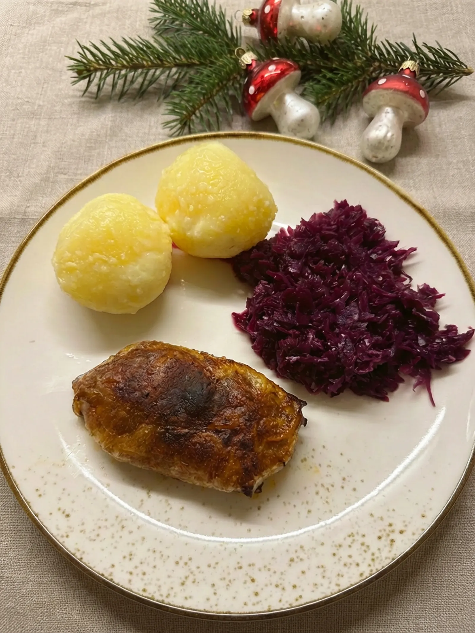 Teller mit veganer Entenbrust aus Kräuterseitlingen