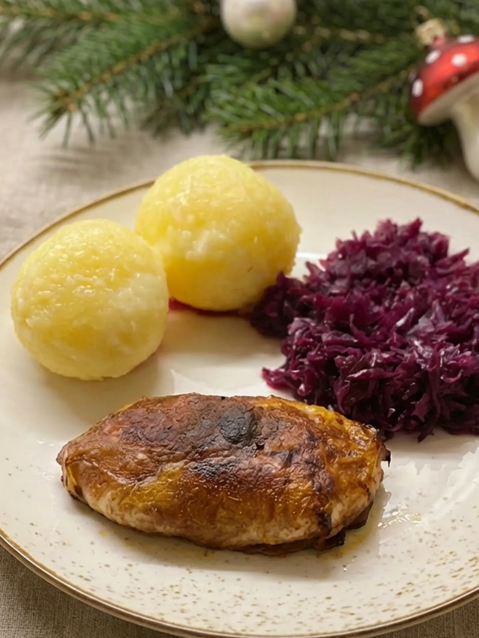 Teller mit veganer Entenbrust aus Kräuterseitlingen